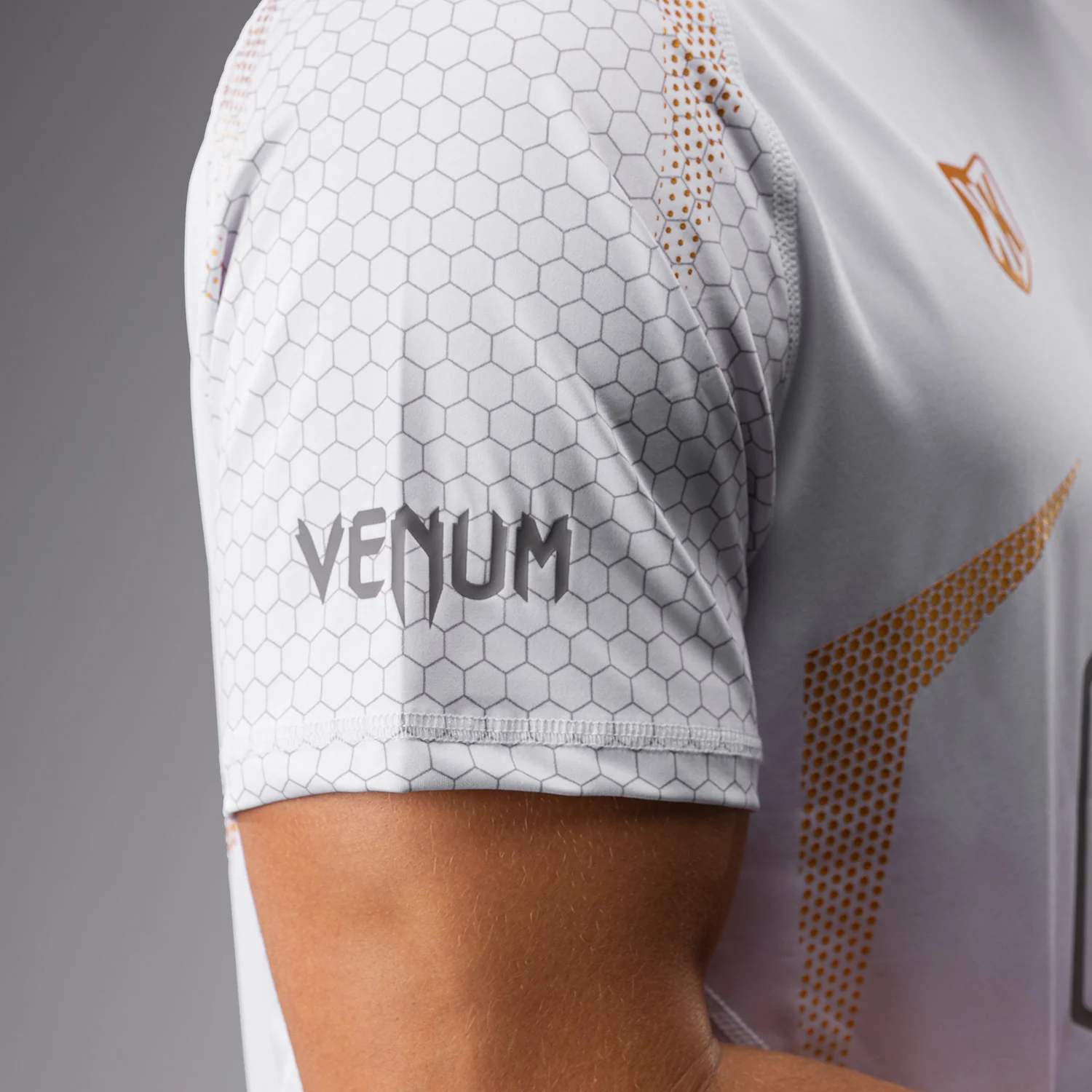 FK x Venum Hexagone MMA T-Shirt - Weiß/Gold - Image 5