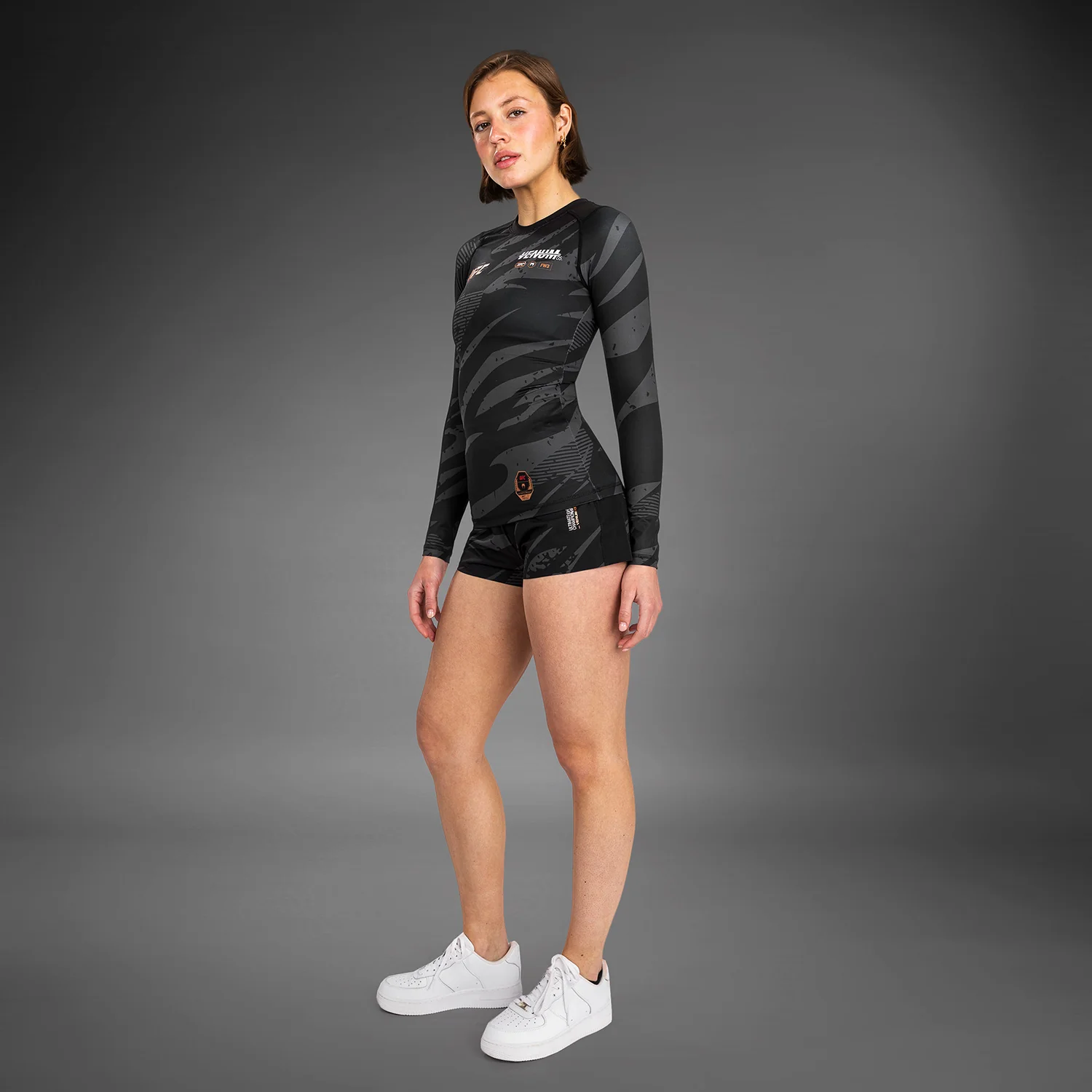 UFC Adrenaline by Venum Fight Week Frauen Performance Langarm Rashguard - Urban Camo - Image 4