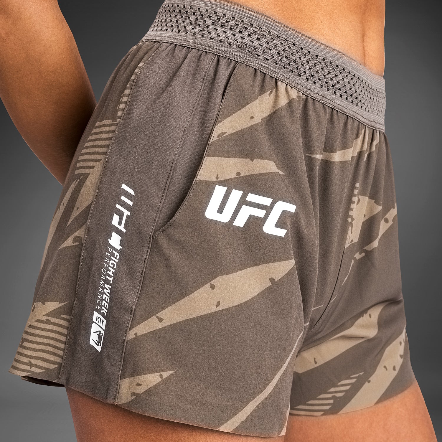 UFC Adrenaline by Venum Fight Week Frauen Performance Shorts - Desert Camo - Image 6