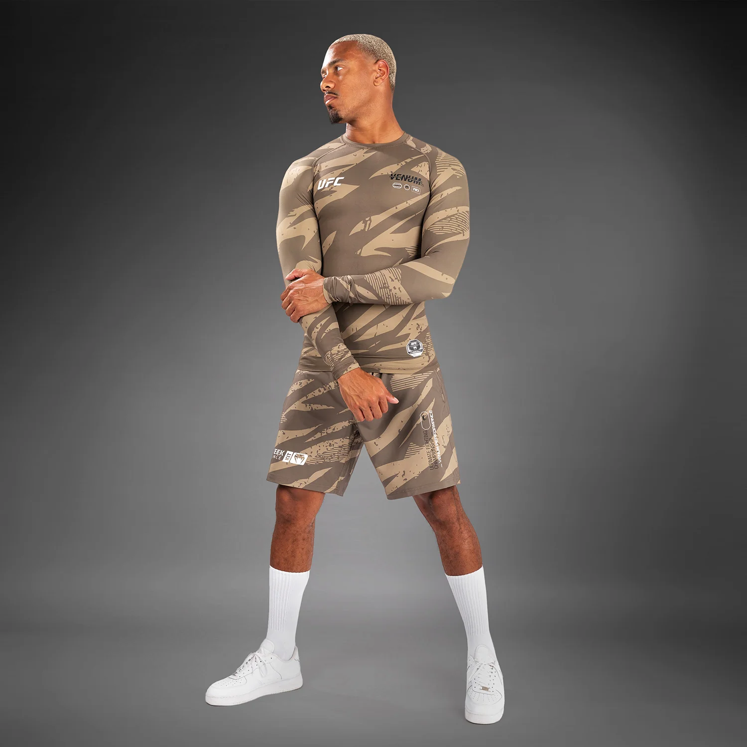 UFC Adrenaline by Venum Fight Week Performance Langärmeliger Rashguard - Desert Camo - Image 2