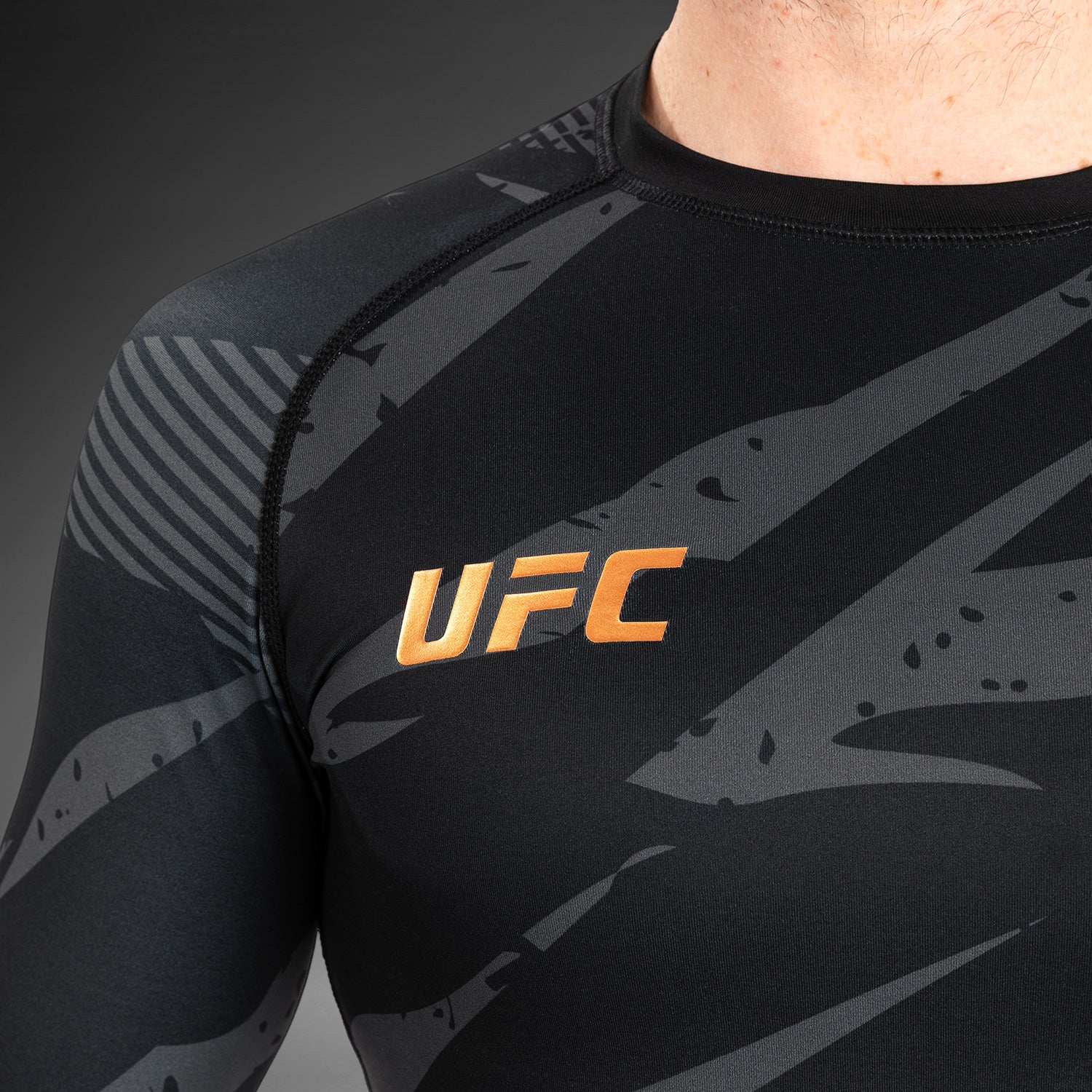 UFC Adrenaline by Venum Fight Week Performance Langärmeliger Rashguard - Urban Camo - Image 3