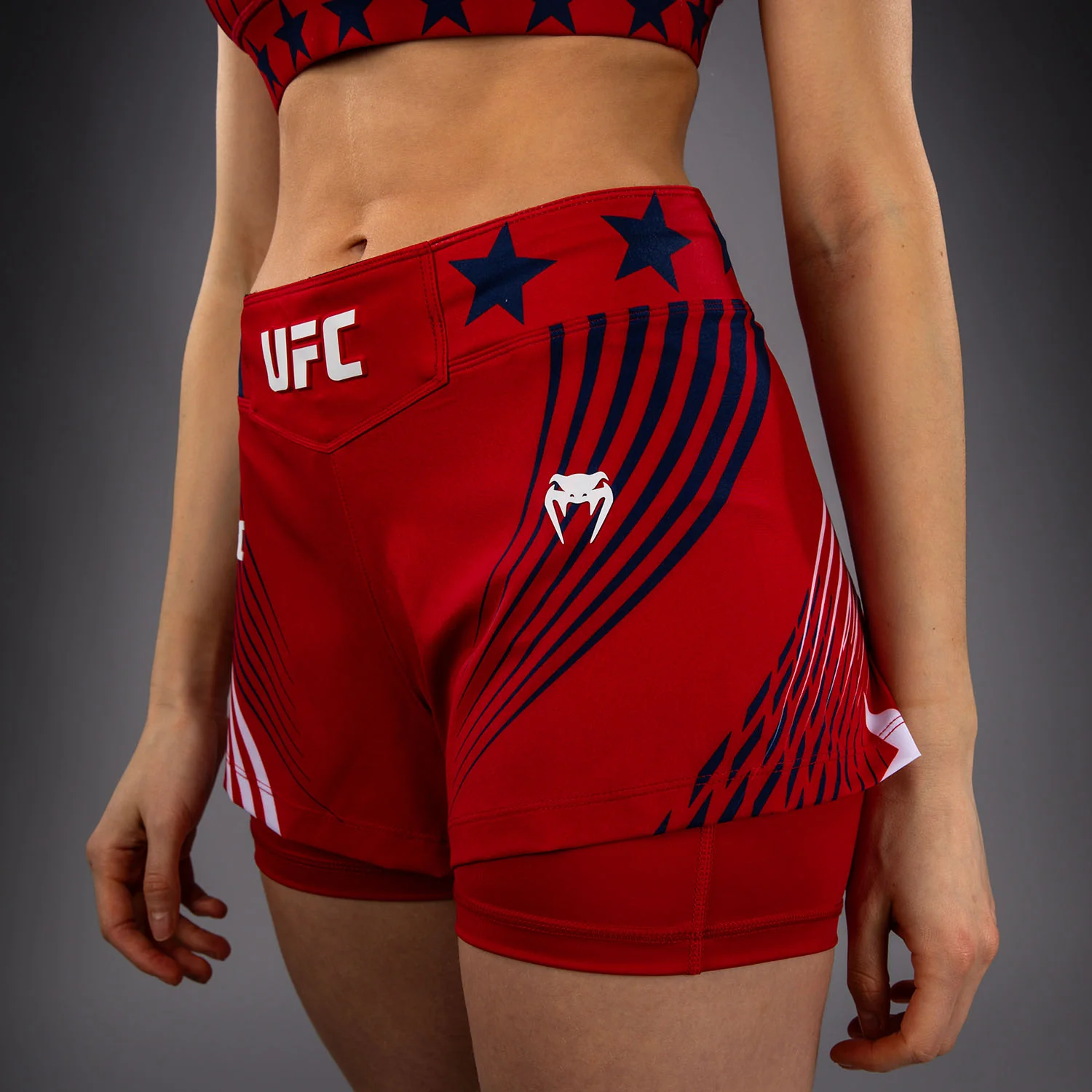 Official UFC Freedom 250 by Venum Authentic Fight Night Fight Shorts für Damen - Rot - Image 5
