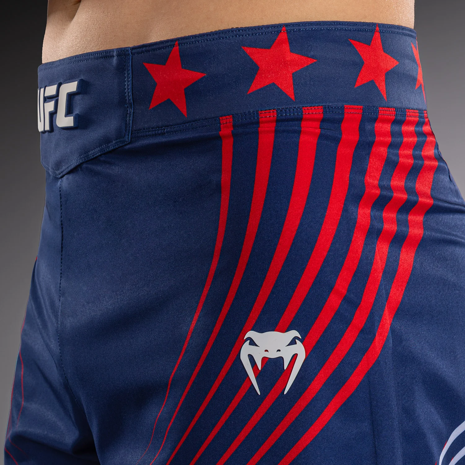 Official UFC Freedom 250 by Venum Authentic Fight Night Fight Shorts im Long Fit für Herren - Blau - Image 8