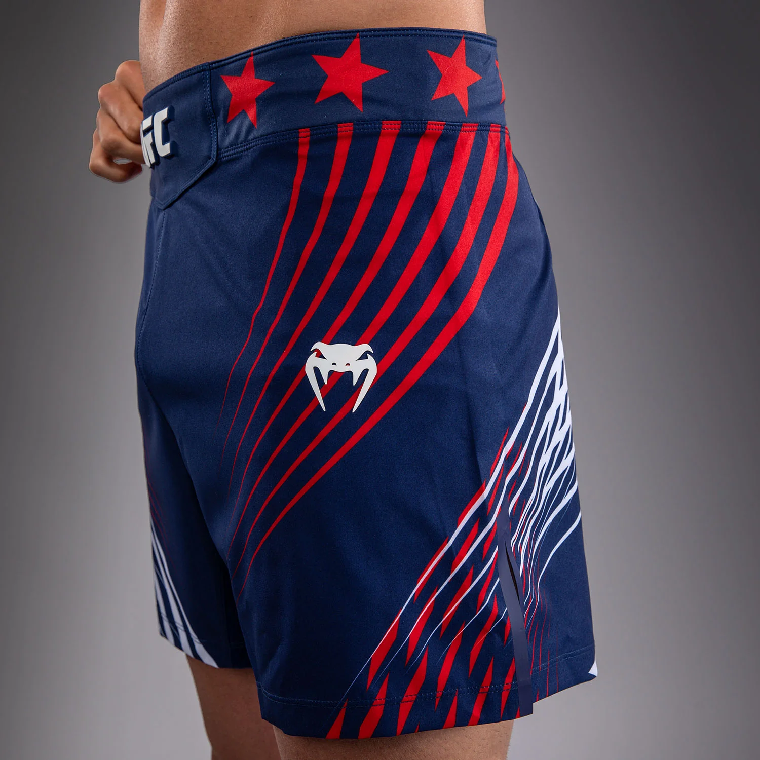 Official UFC Freedom 250 by Venum Authentic Fight Night Fight Shorts im Short Fit für Herren - Blau - Image 5