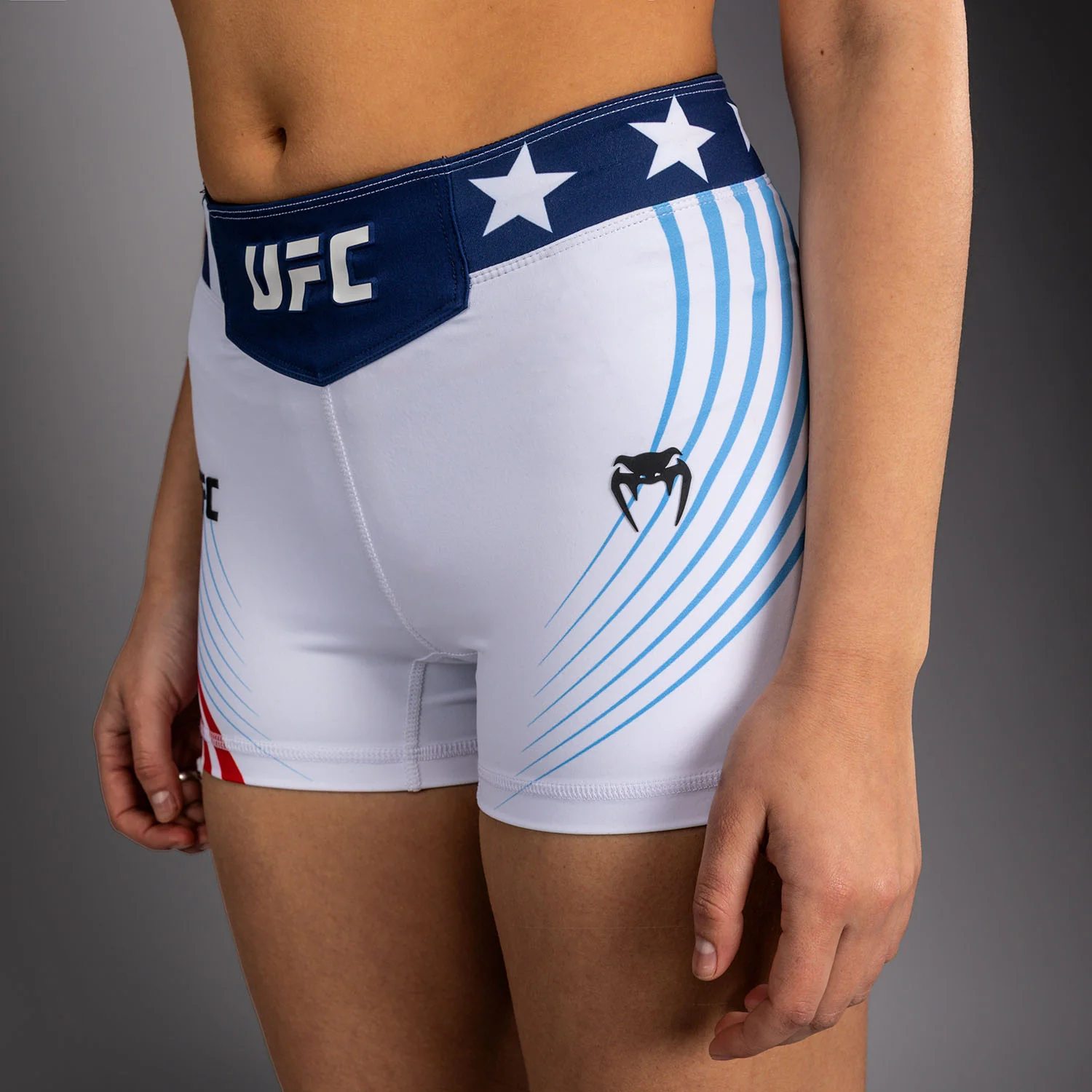 Official UFC Freedom 250 by Venum Authentic Vale Tudo Shorts im Short Fit für Damen - Weiß - Image 6