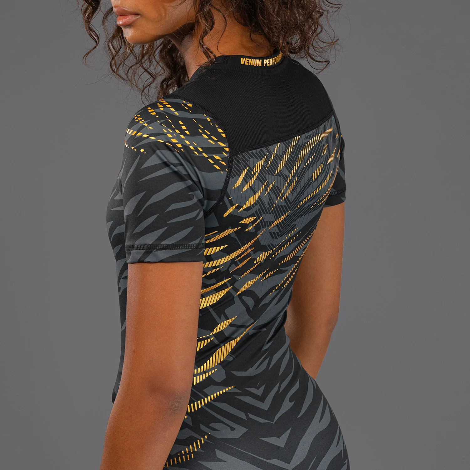UFC Fusion by Venum Authentic Fight Night Damen Performance Kurzarm Rashguard - Champion - Image 6