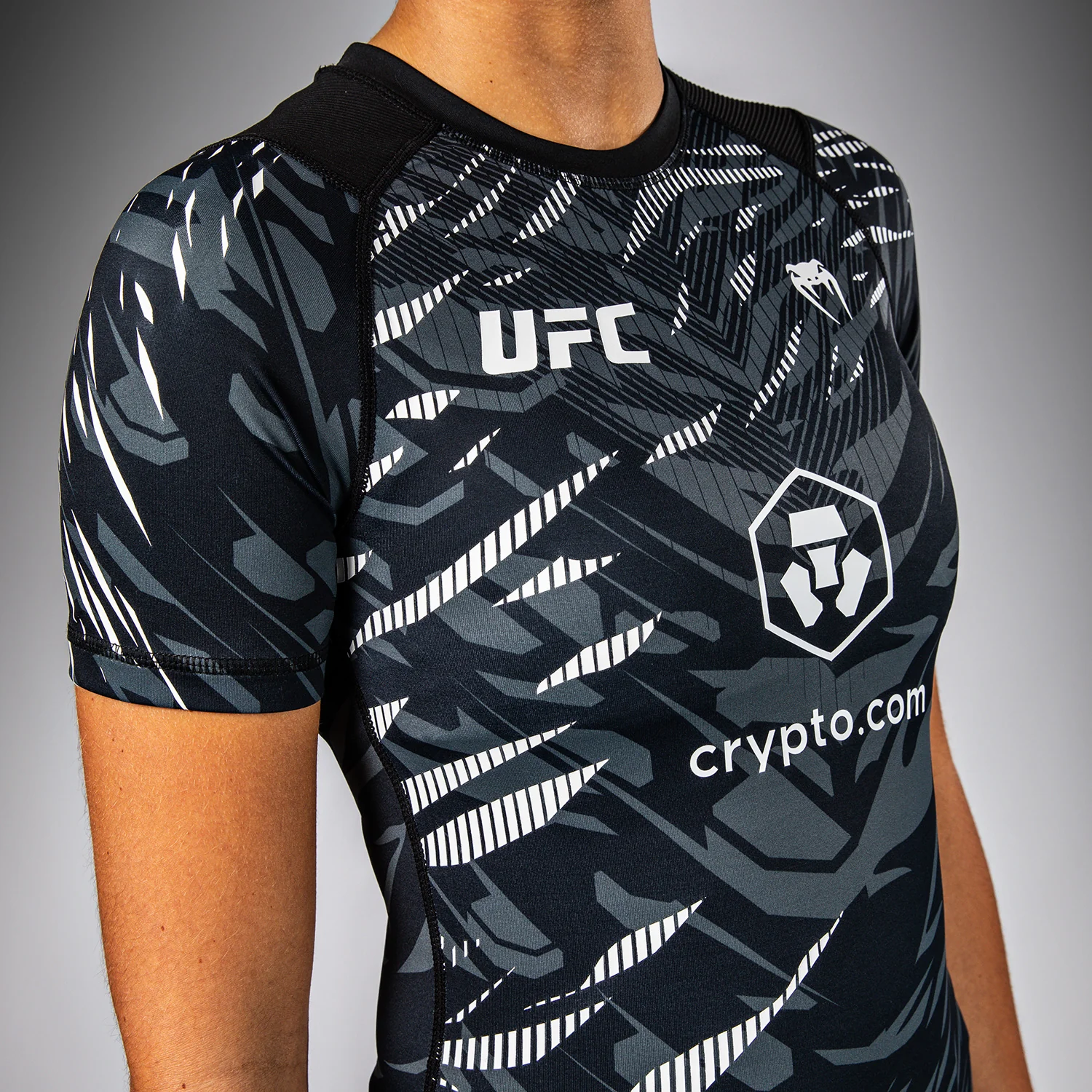 UFC Fusion by Venum Authentic Fight Night Damen Performance Kurzarm Rashguard - Schwarz - Image 6