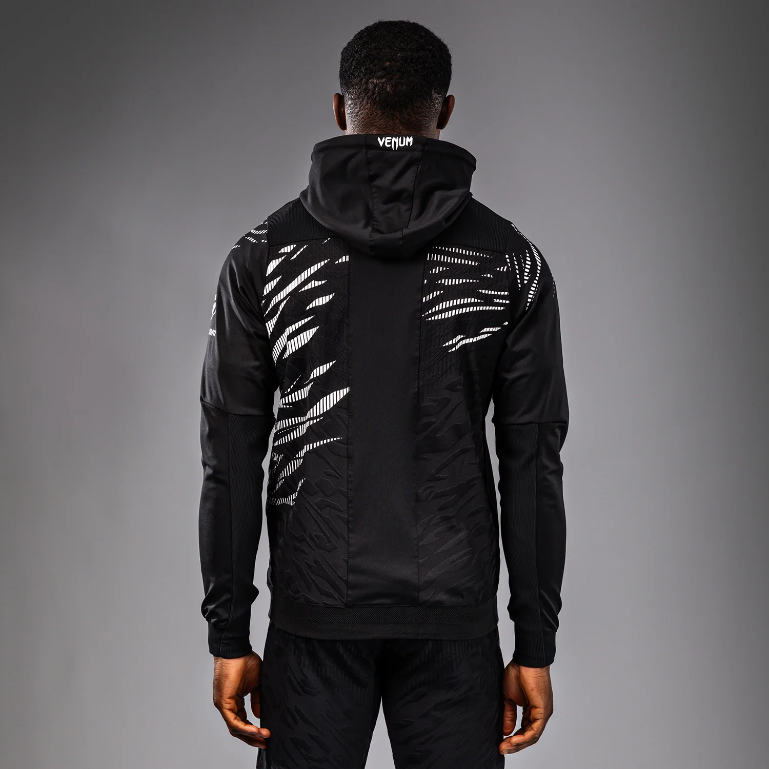 UFC Fusion by Venum Authentic Fight Night Herren Walkout Hoodie - Schwarz - Image 2