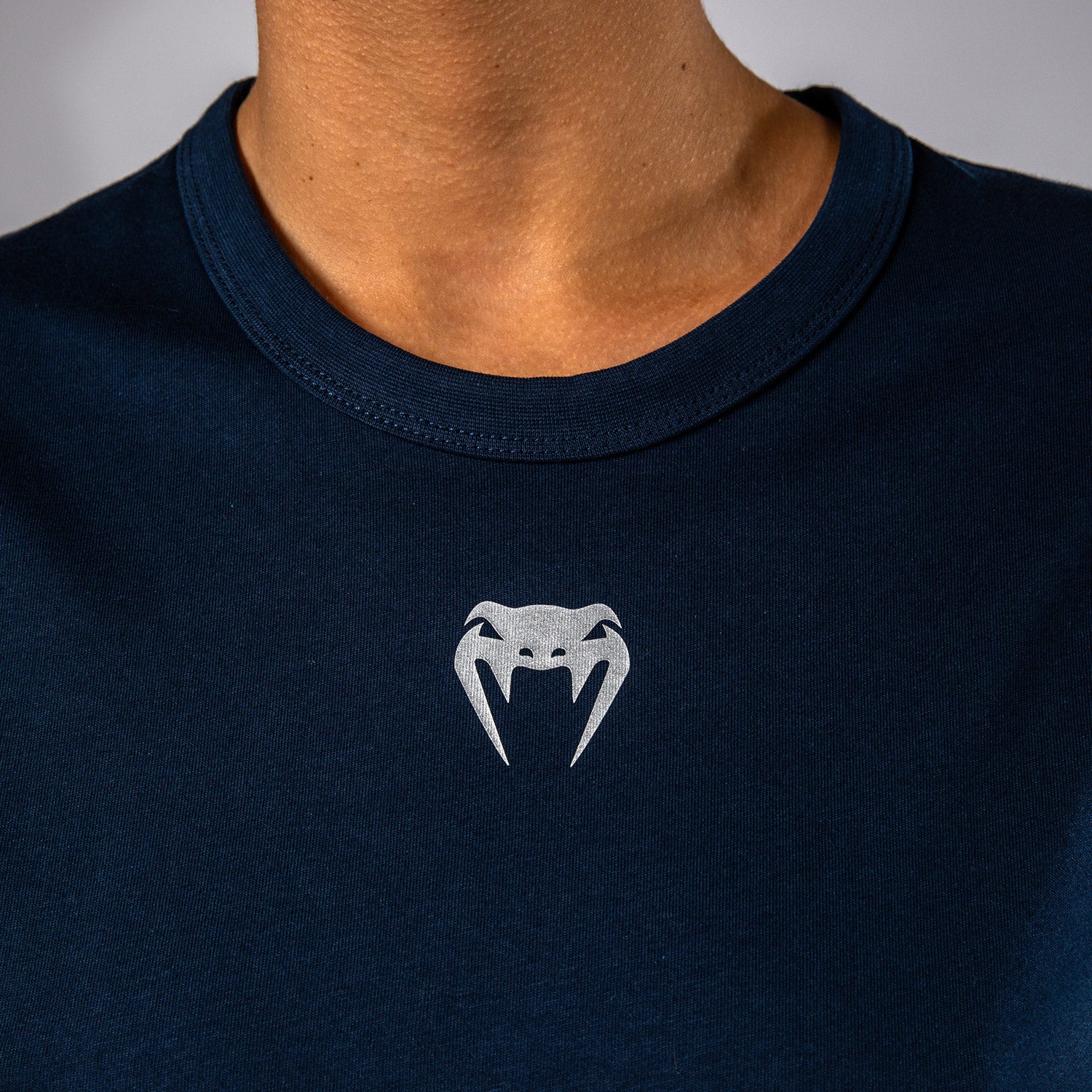 UFC Fusion by Venum Fight Week Damen Kurzarm Baumwoll T-Shirt - Solid Ozeanisches Blau - Image 5