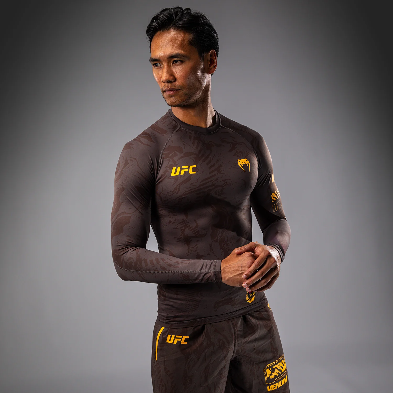 UFC Fusion by Venum Fight Week Herren Performance Langarm Rashguard - Erdiges Braun - Image 6