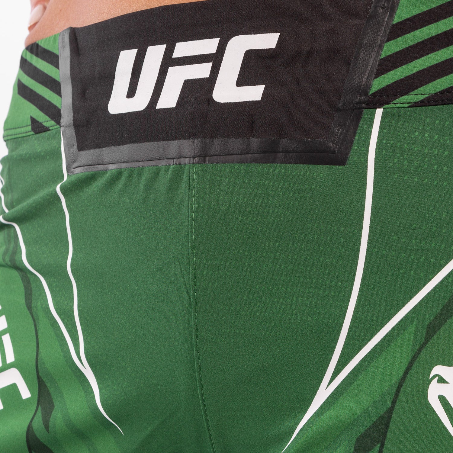 UFC Venum Authentic Fight Night Damen Shorts - Long Fit - Grün - Image 5