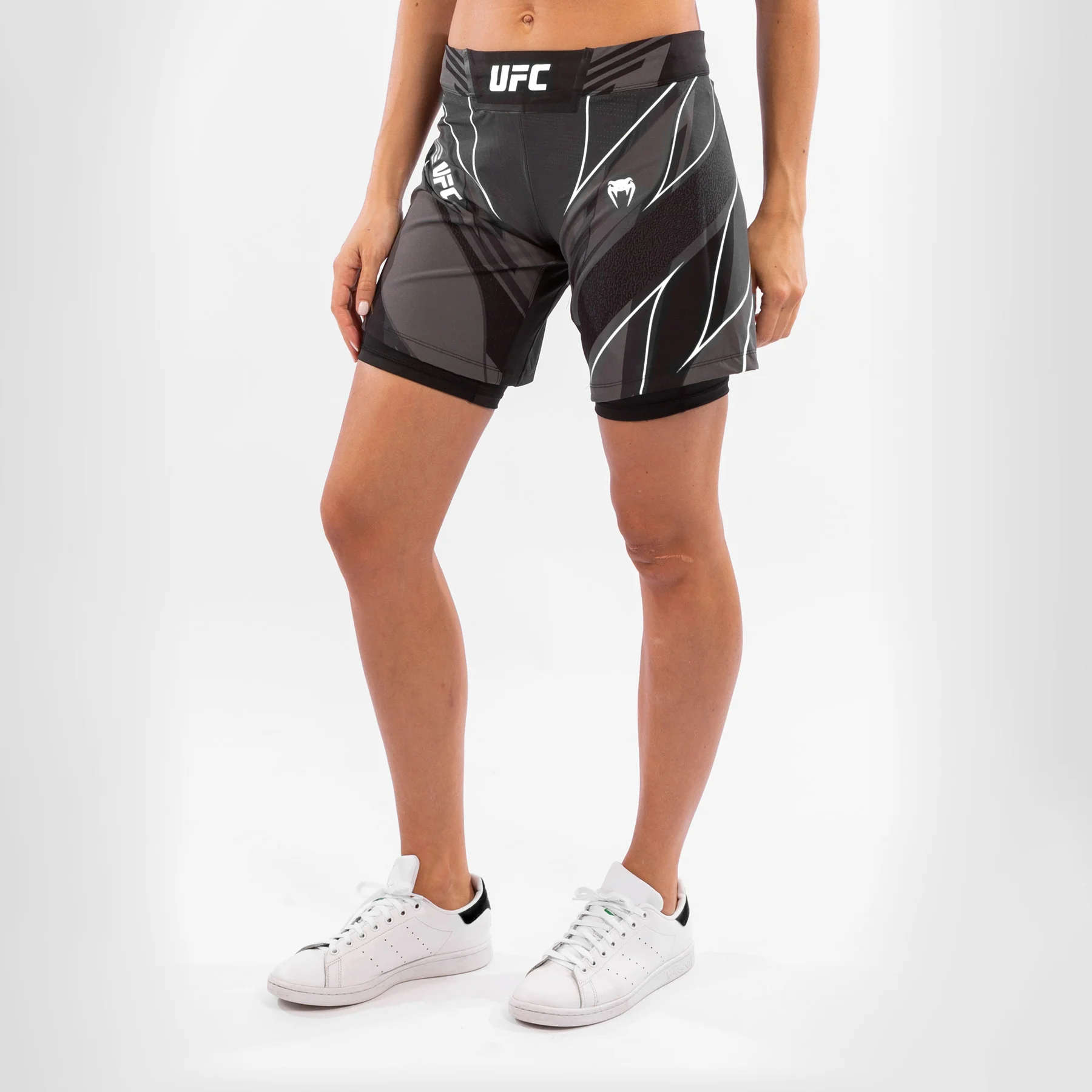 UFC Venum Authentic Fight Night Damen Shorts - Long Fit - Schwarz - Image 4