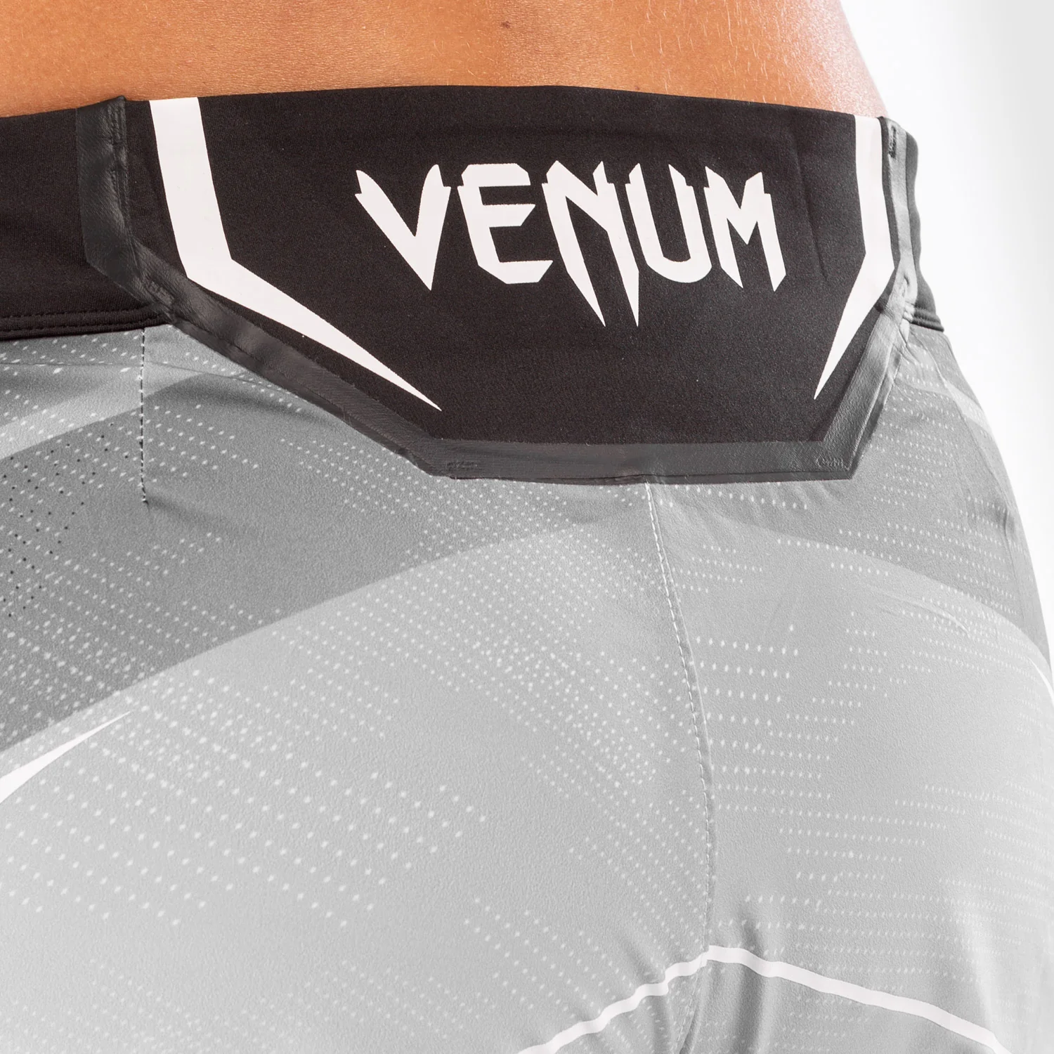 UFC Venum Authentic Fight Night Damen Shorts - Long Fit - Weiß - Image 7