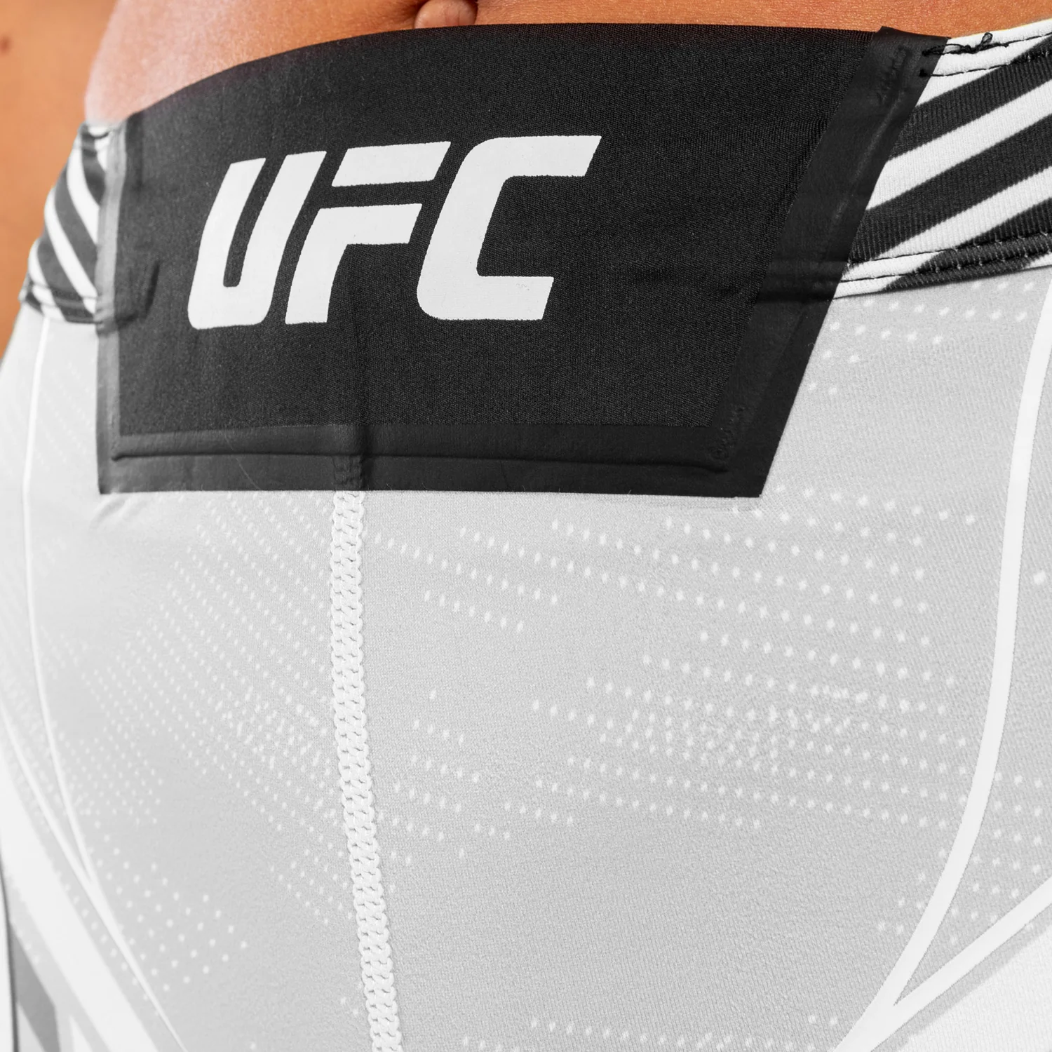 UFC Venum Authentic Fight Night Damen Vale Tudo Shorts - Short Fit - Weiß - Image 6