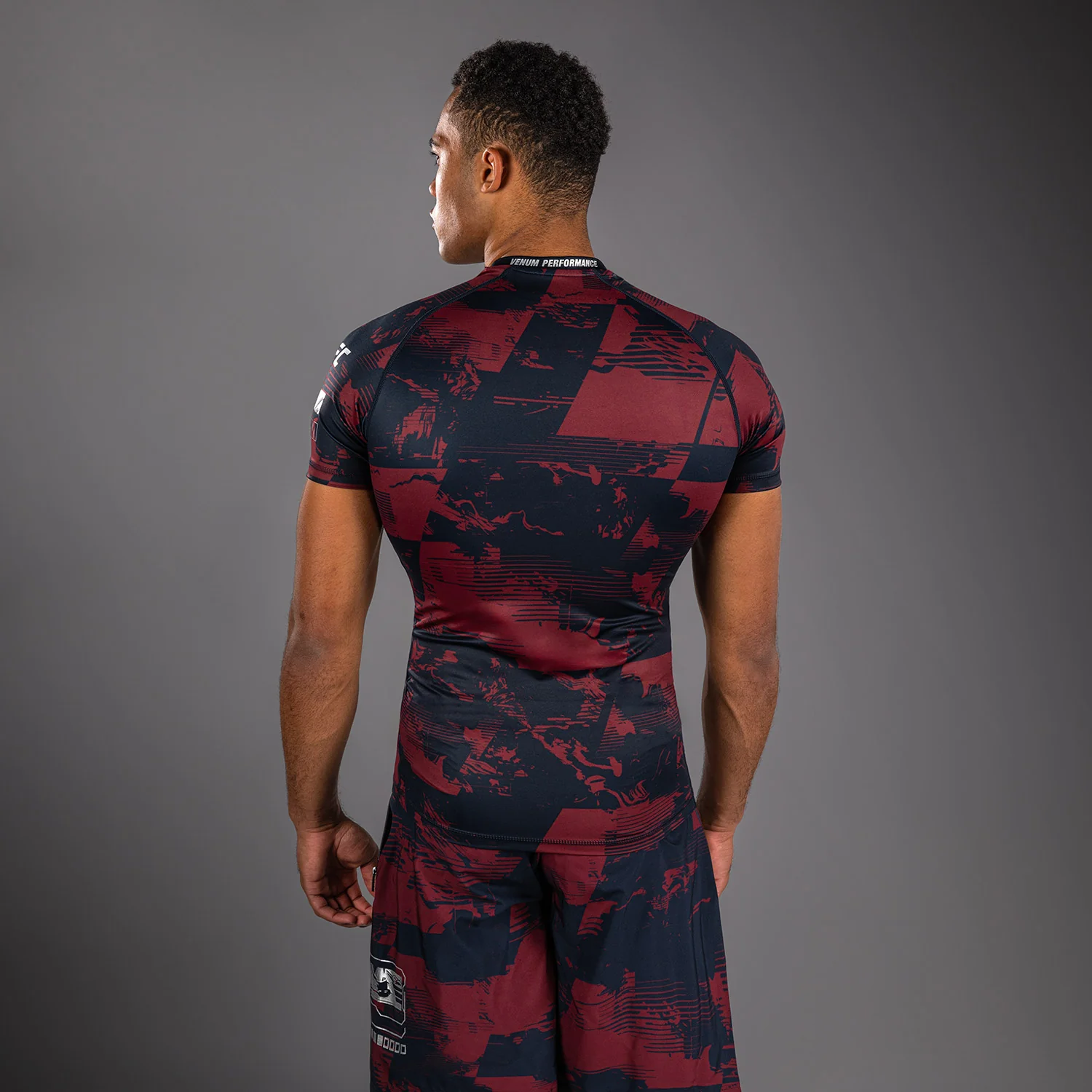 UFC Zenith by Venum Authentic Fight Week Performance Kurzarm Rashguard Herren - Marineblau/Burgunderrot/Silber - Image 5