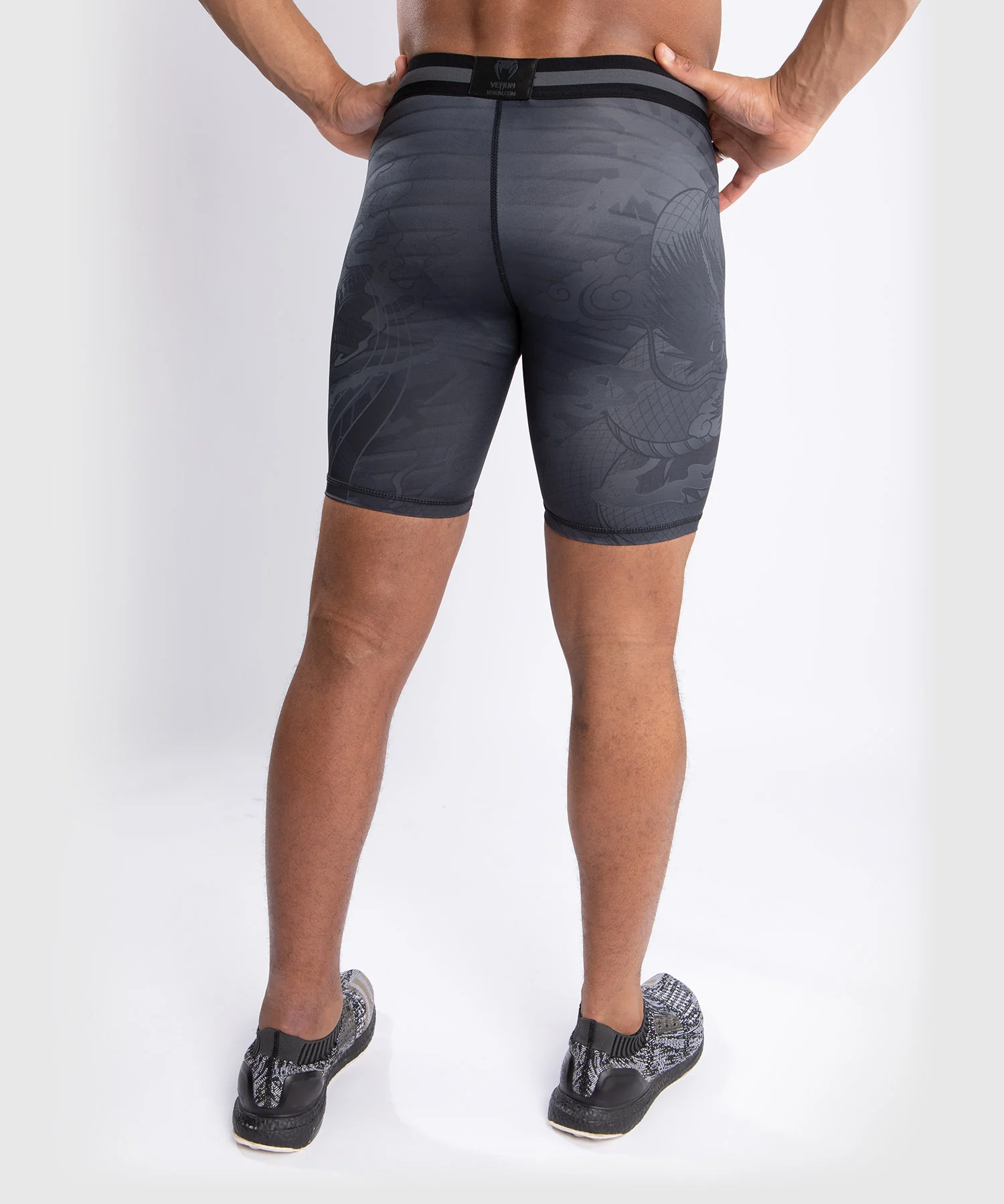 Venum YKZ21 Vale Tudo Shorts - Schwarz/Schwarz - Image 4
