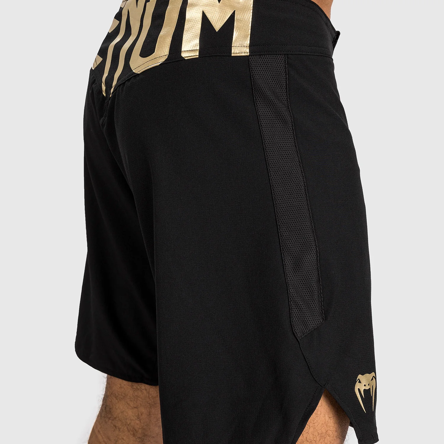 Venum Light 5.0 Fight Shorts - Schwarz/Gold - Image 7