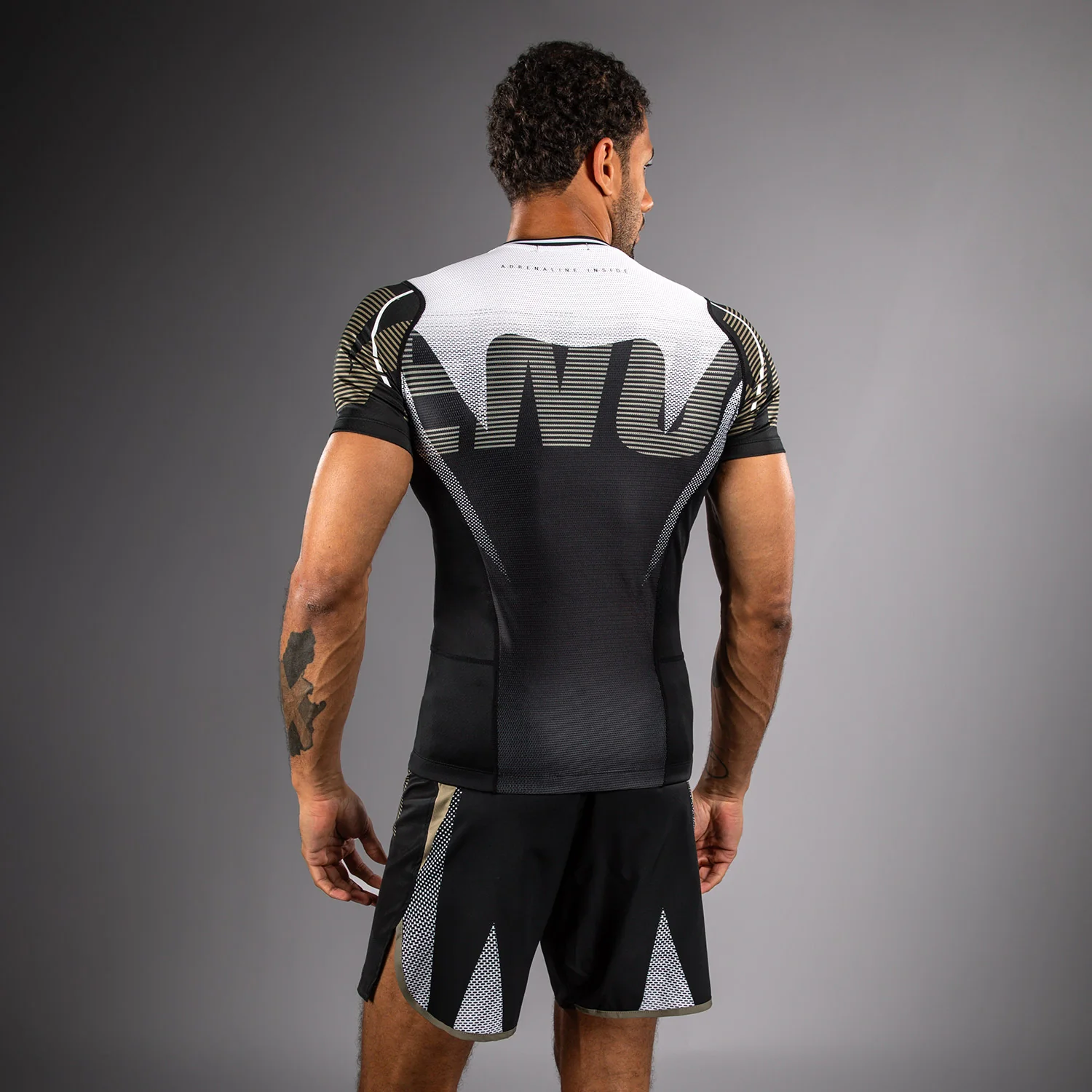 Venum Adrenaline Kurzarm Rashguard – Schwarz/Sand - Image 3