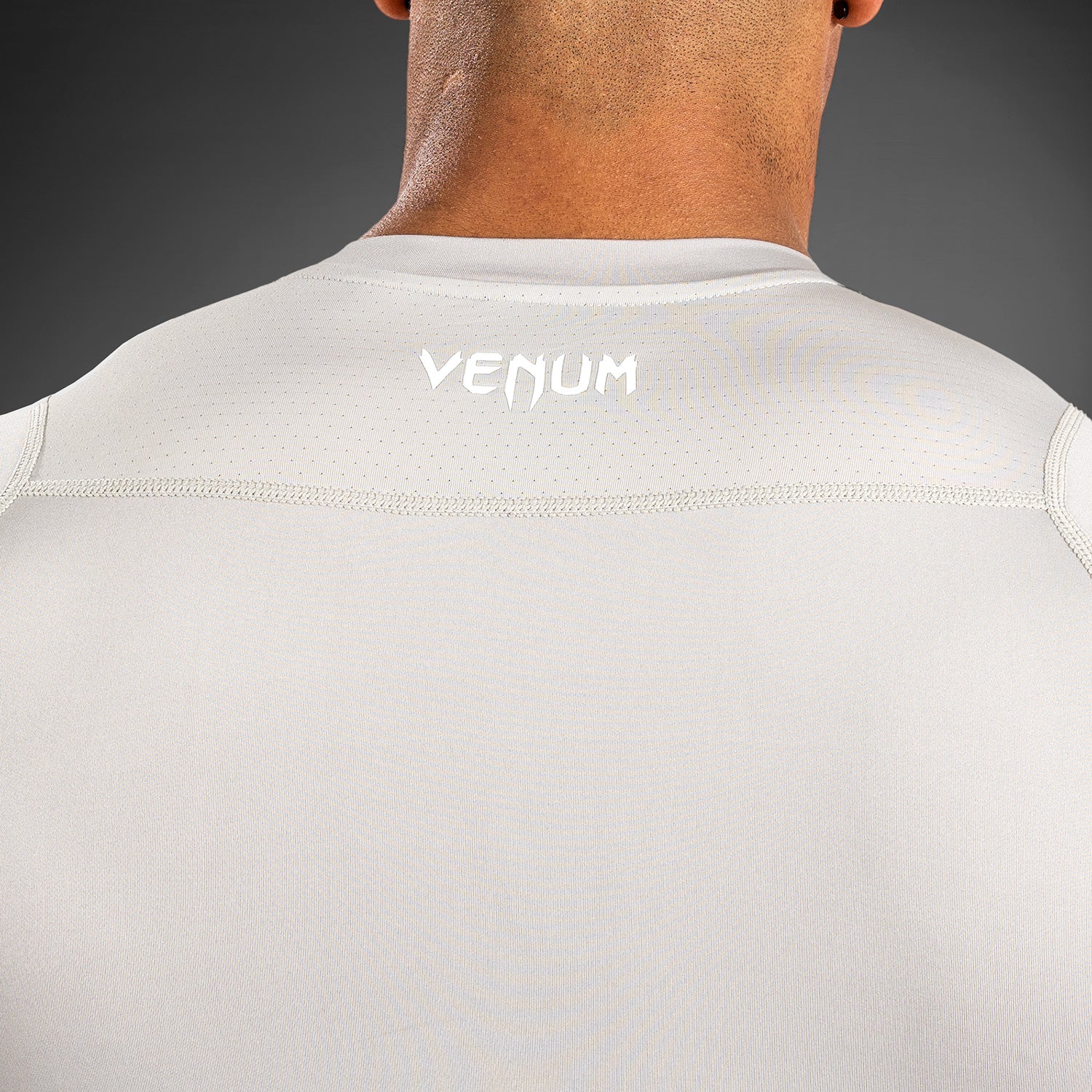 Venum Attack Herren Kurzarm Rashguard - Sand - Image 6