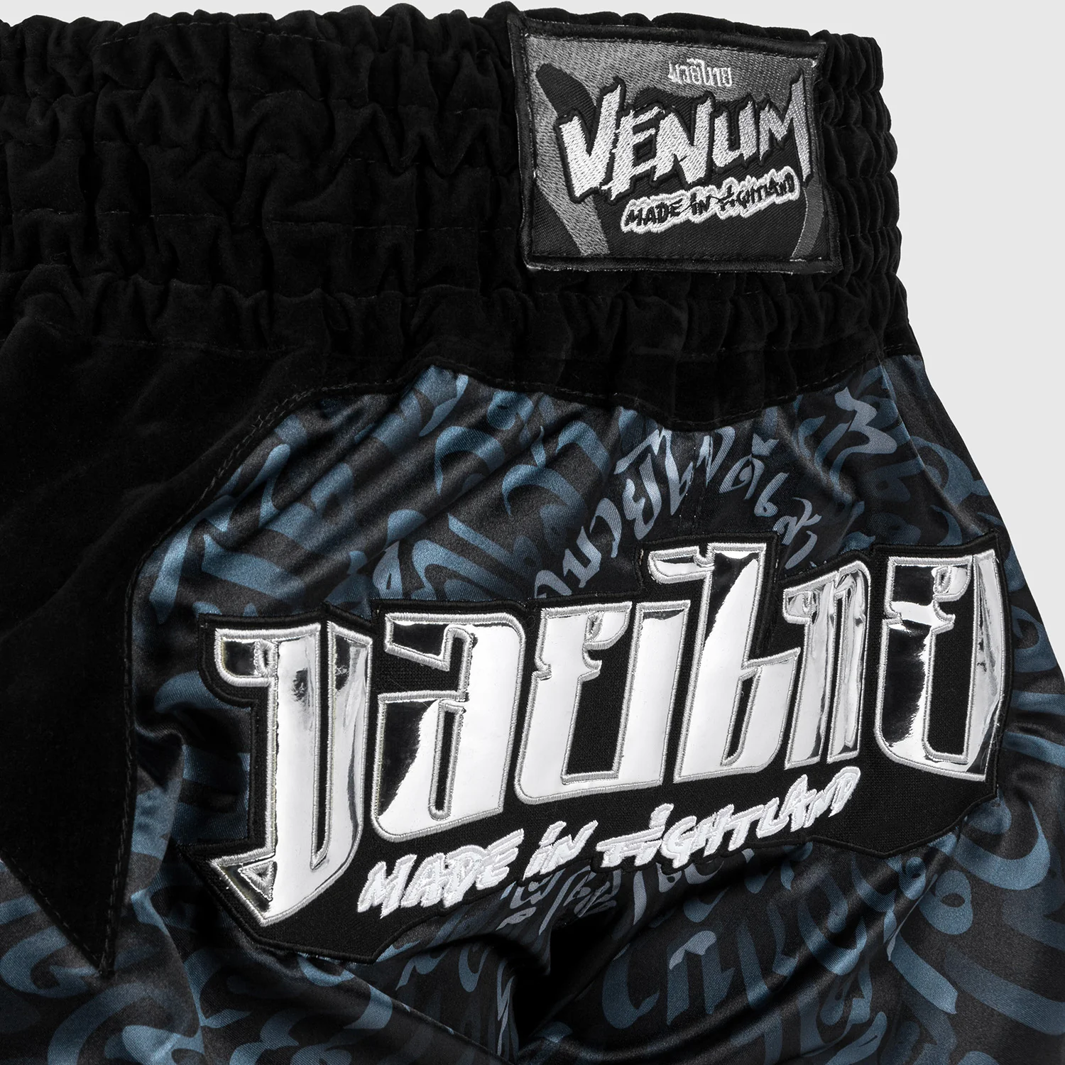 Venum Attack Muay Thai Shorts - Schwarz/Silber - Image 5