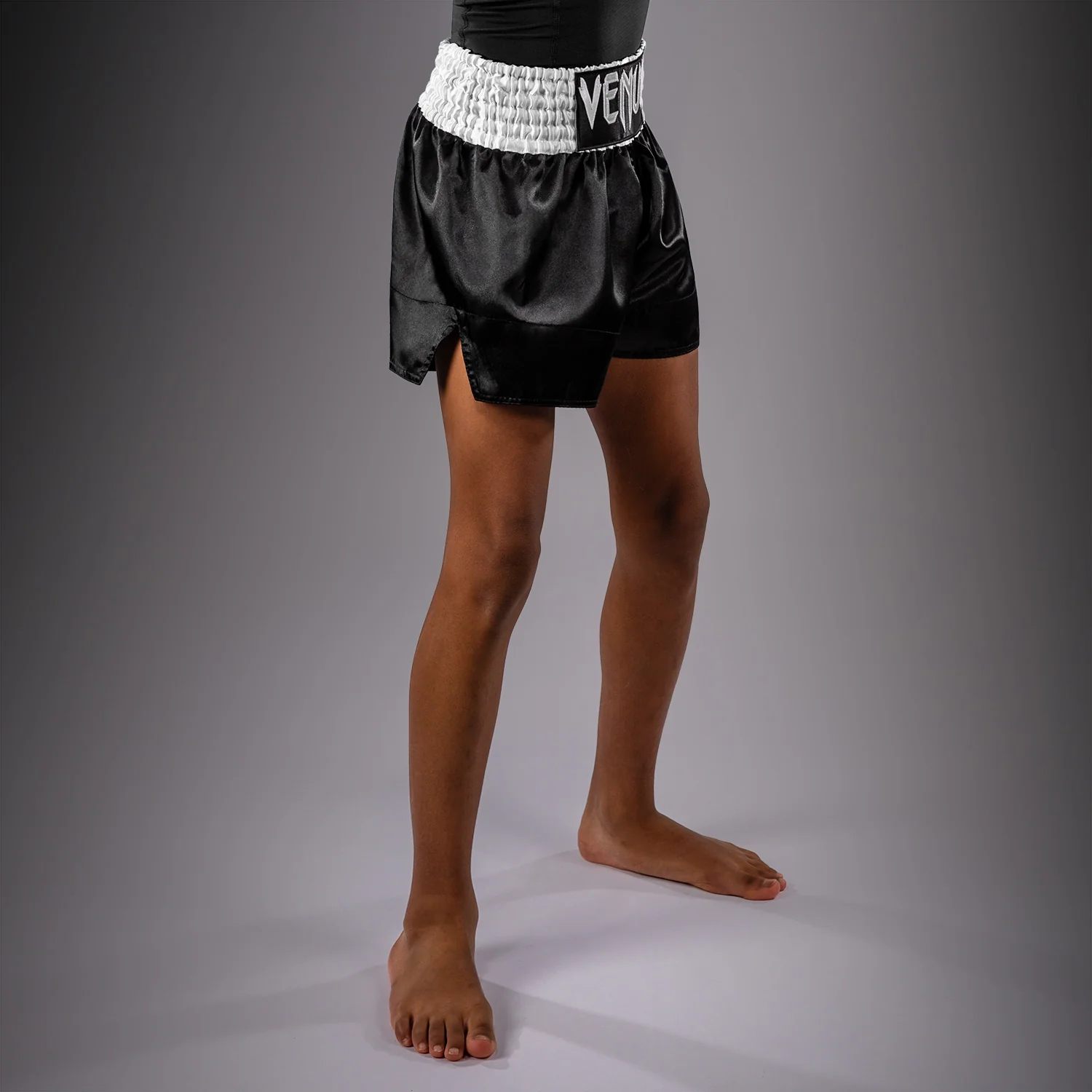 Venum Classic Muay-Thai-Shorts für Kinder – Schwarz/Weiß - Image 2