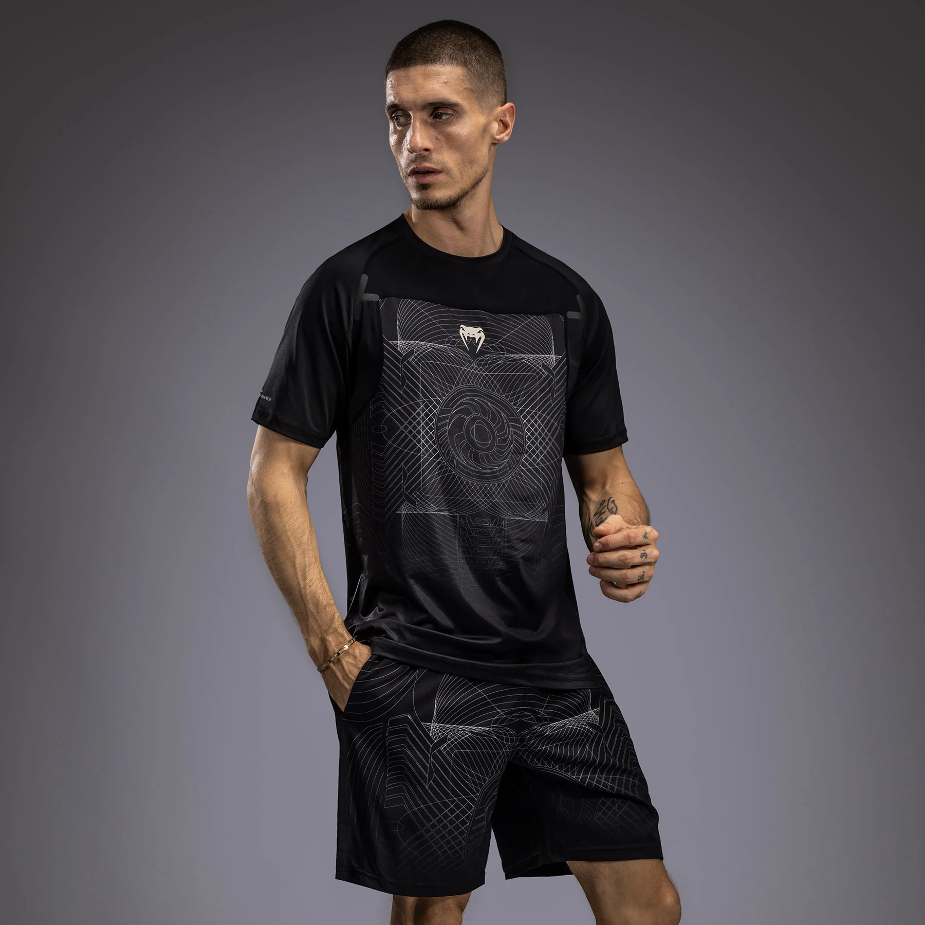 Venum G-Fit Air Herren Dry-Tech T-Shirt - Tiefschwarz/Wüstensand - Image 3