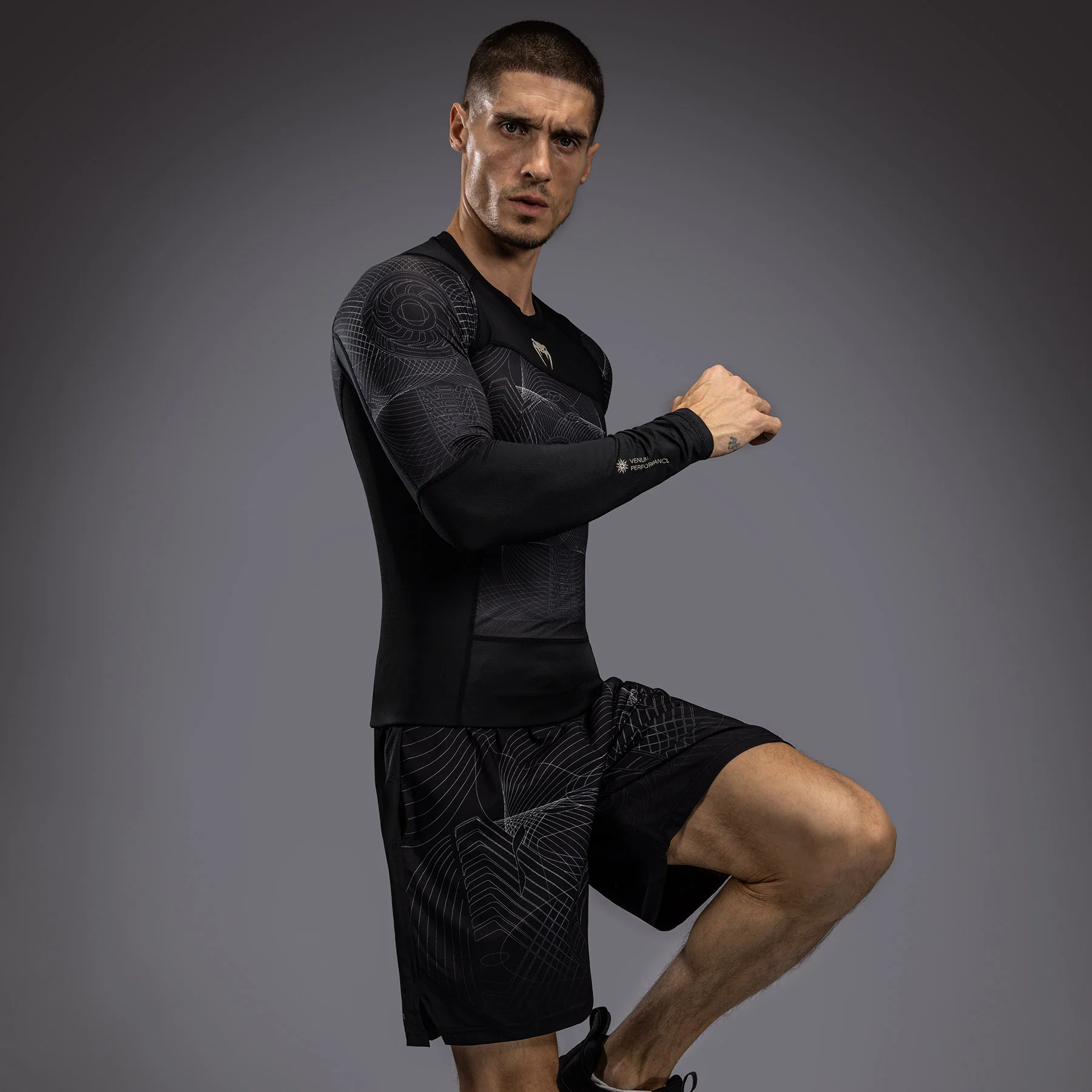 Venum G-Fit Air Herren Langarm Rashguard - Tiefschwarz/Wüstensand - Image 3