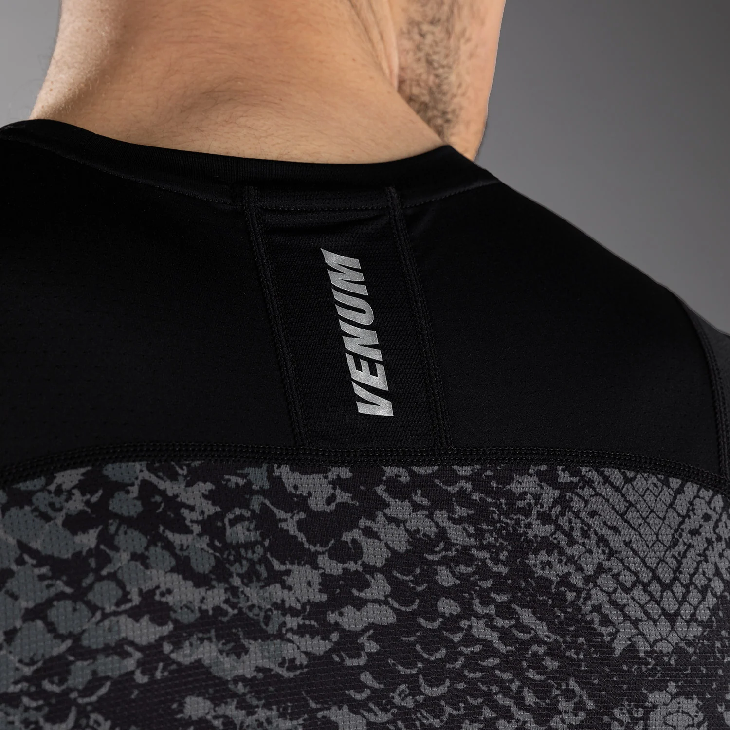 Venum G-Fit Scales Ärmelloses Rashguard – Schwarz/Anthrazitgrau - Image 6