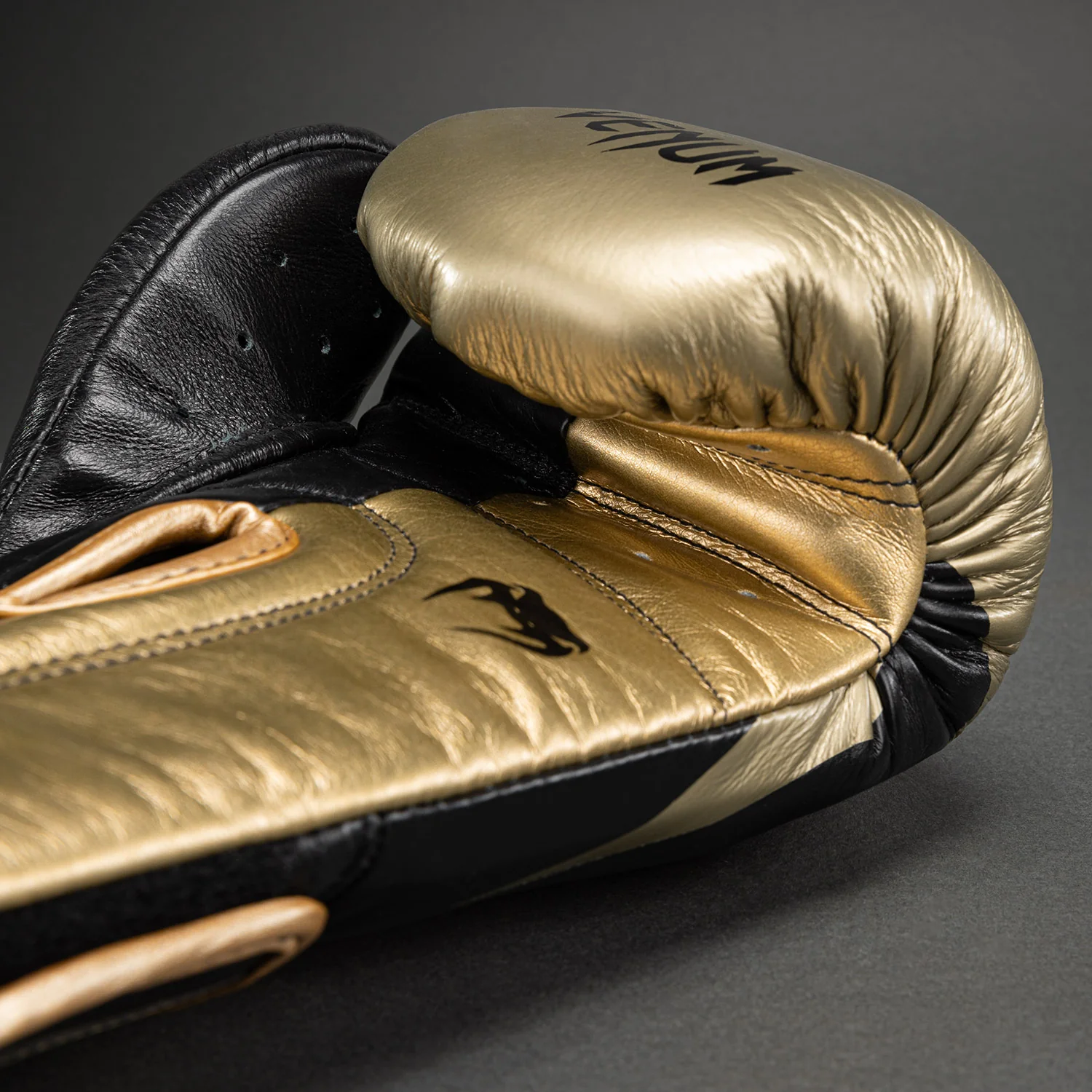Venum Hammer Pro Boxhandschuhe mit Klettverschluss - Schwarz/Gold - Image 4