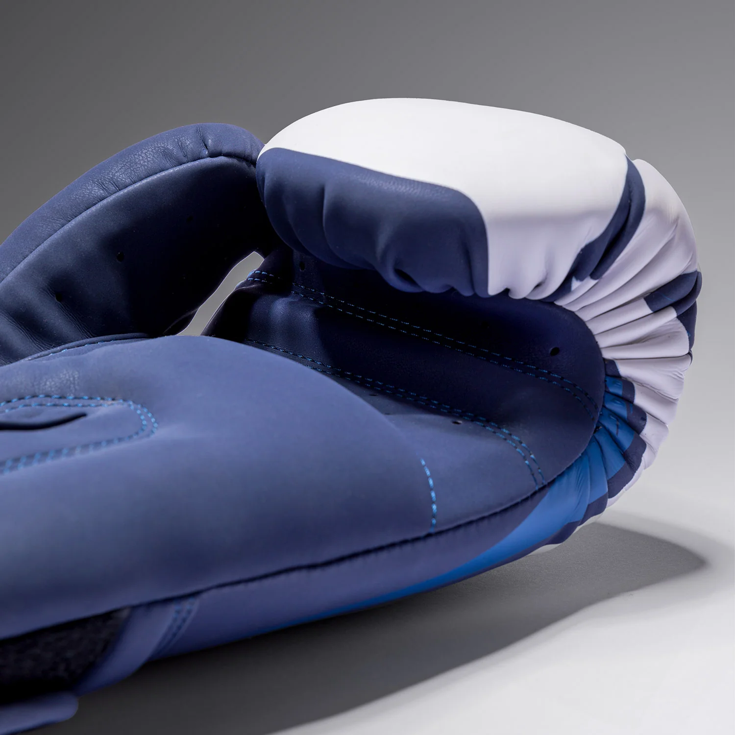 Venum Hurricane Boxhandschuhe – Mitternachtsblau/Weiß - Image 3