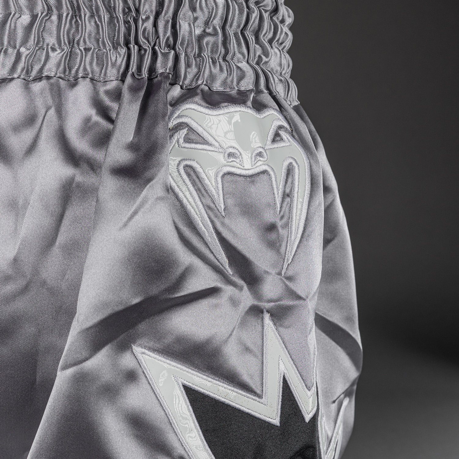Venum Inferno 2.0 Muay Thai Shorts - Grau/Schwarz - Image 5