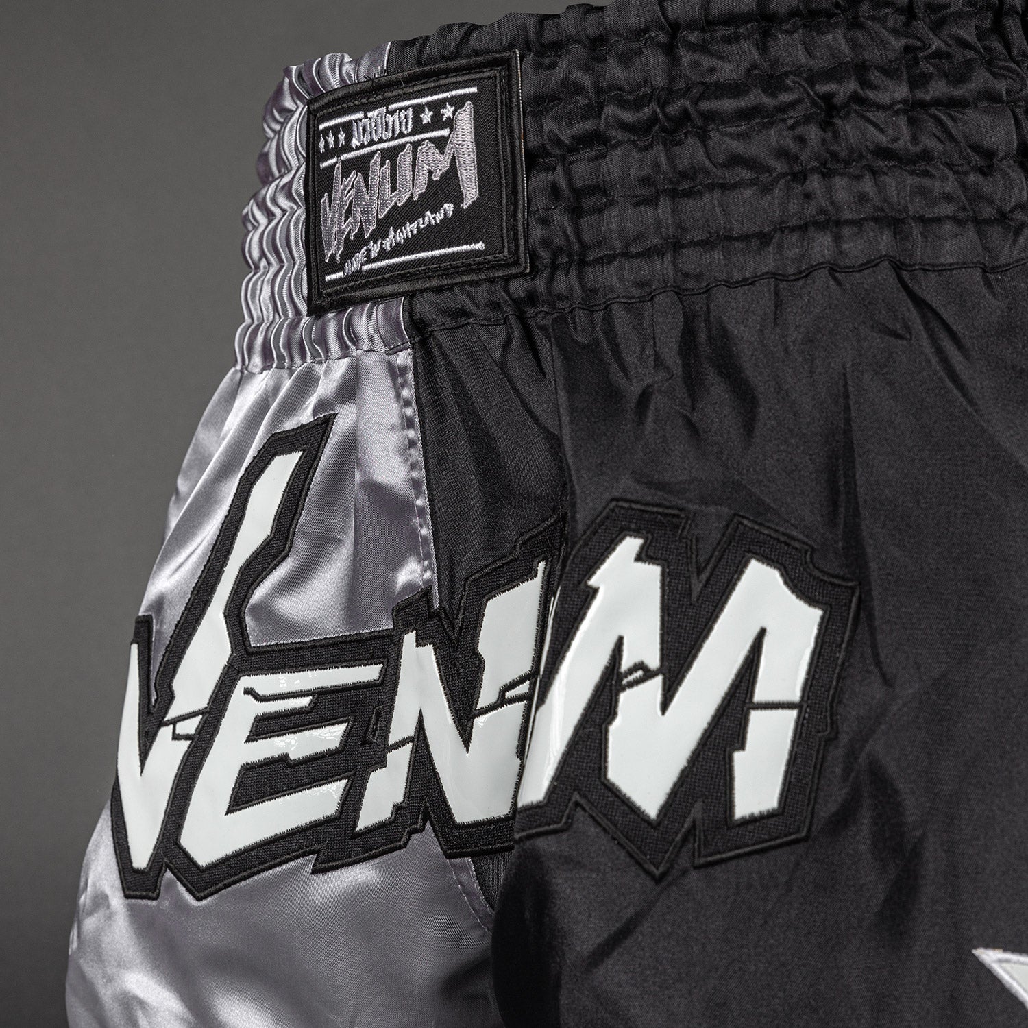 Venum Inferno 2.0 Muay Thai Shorts - Grau/Schwarz - Image 6