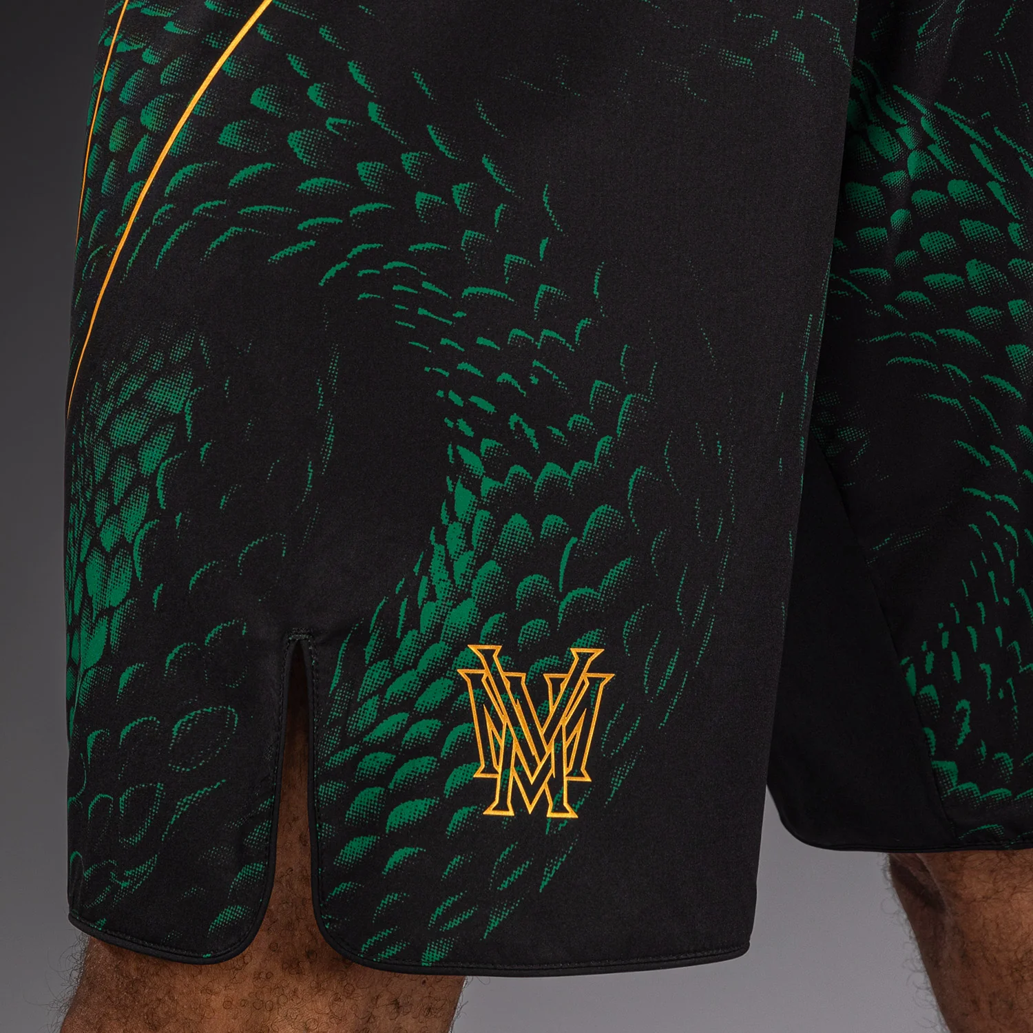 Venum Matupa Fightshorts - Schwarz/Grün/Gold - Image 4