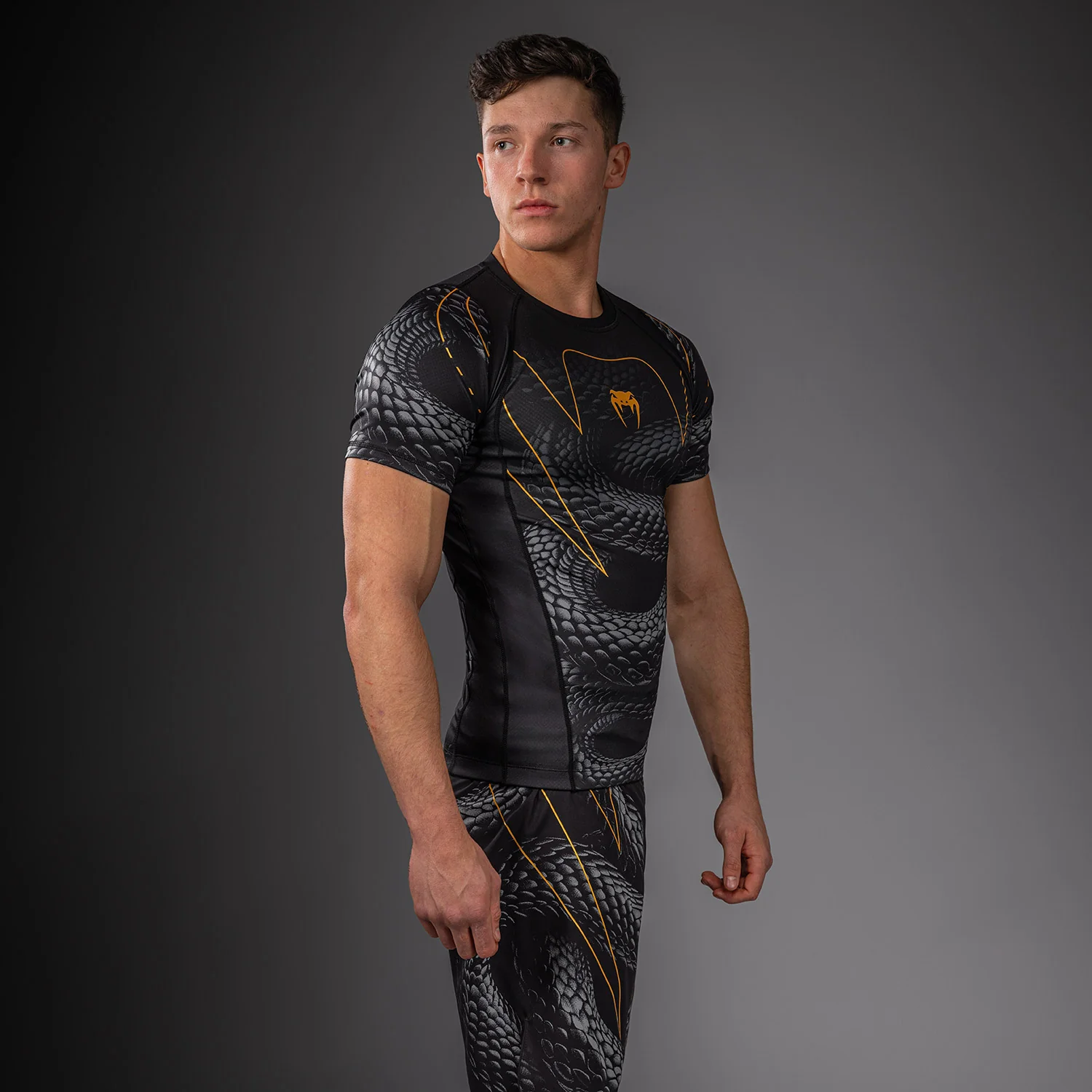 Venum Matupa Kurzarm Rashguard - Schwarz/Grau/Gold - Image 2