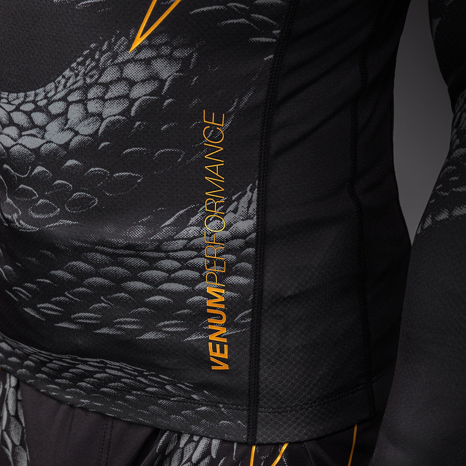 Venum Matupa Langarm Rashguard - Schwarz/Grau/Gold - Image 6