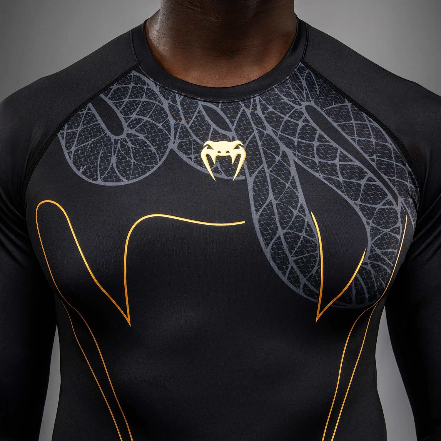Venum Serpenti Langarm Rashguard – Schwarz/Silber/Gold - Image 5