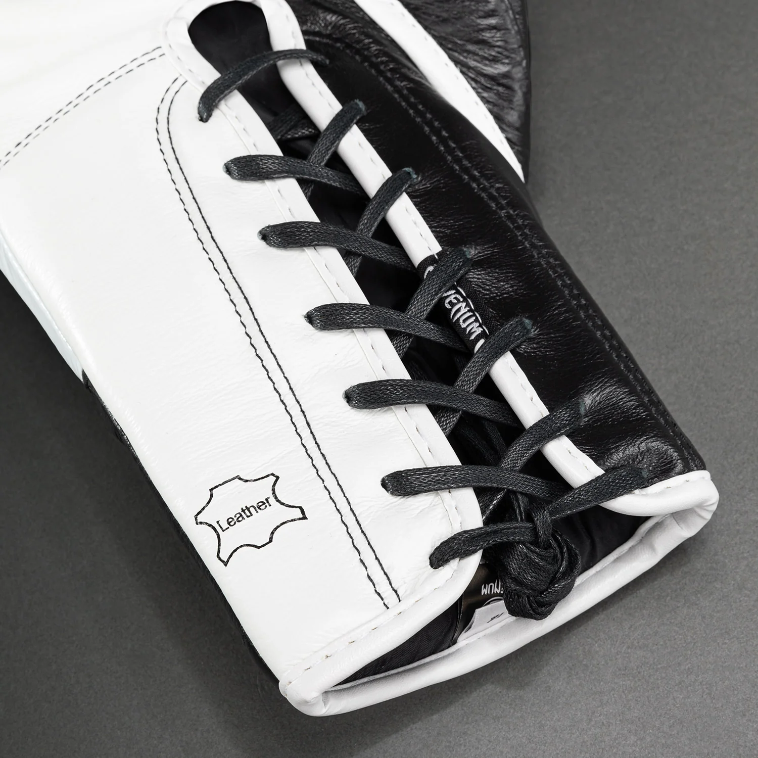 Venum Shield Pro Boxhandschuhe mit Schnürung - Schwarz/Weiß - Image 4