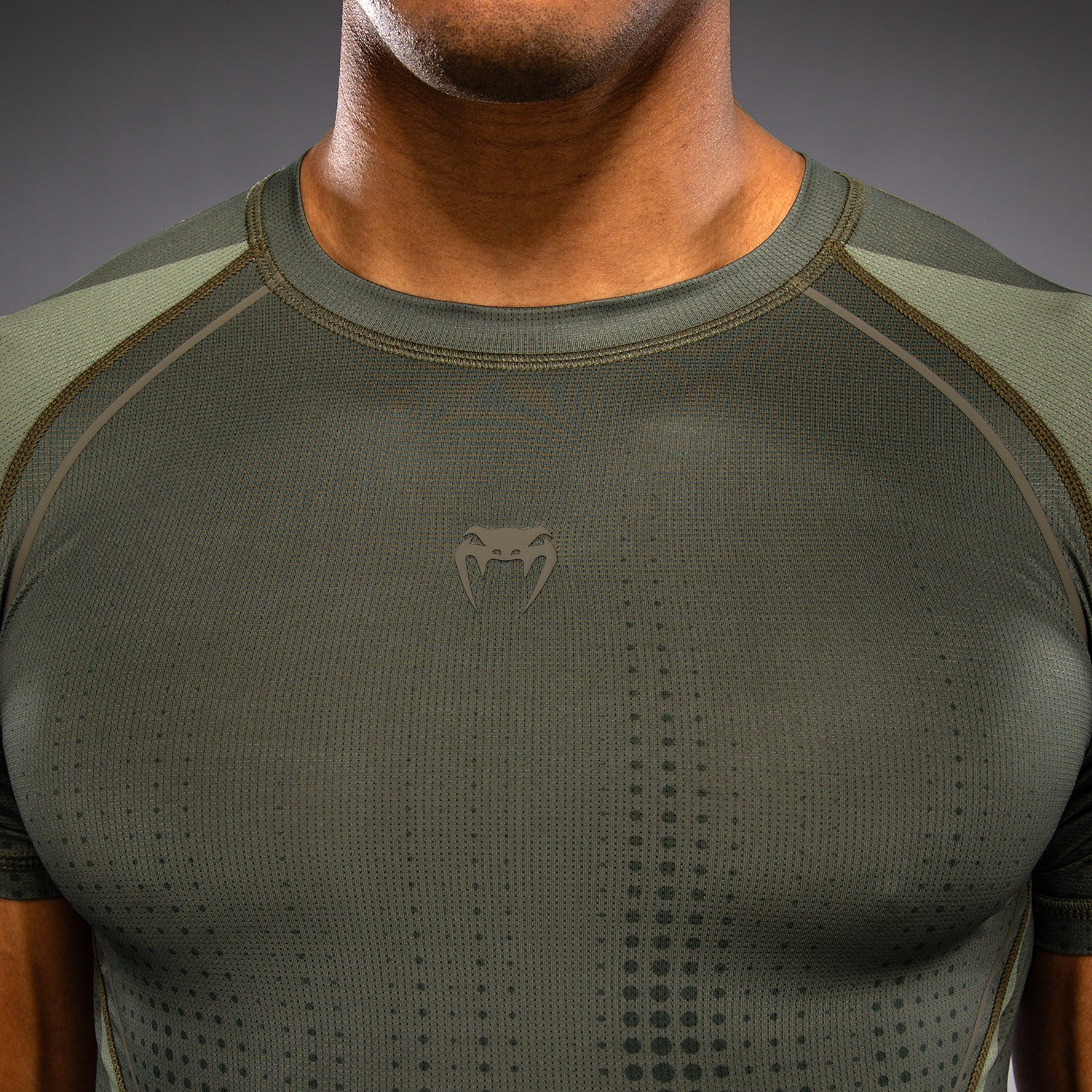 Venum Stealth Kurzarm Rashguard – Khaki/Dunkelgrün - Image 5