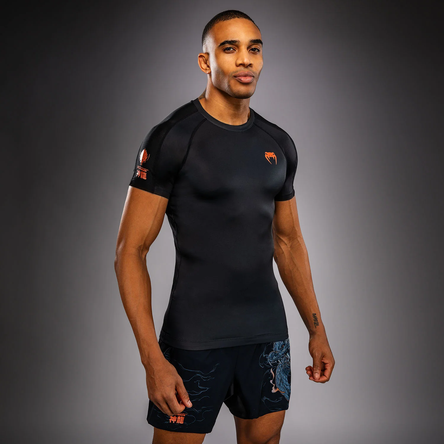 Venum Thunder Dragon Kurzarm Rashguard  – Schwarz/Grau/Kupfer - Image 3