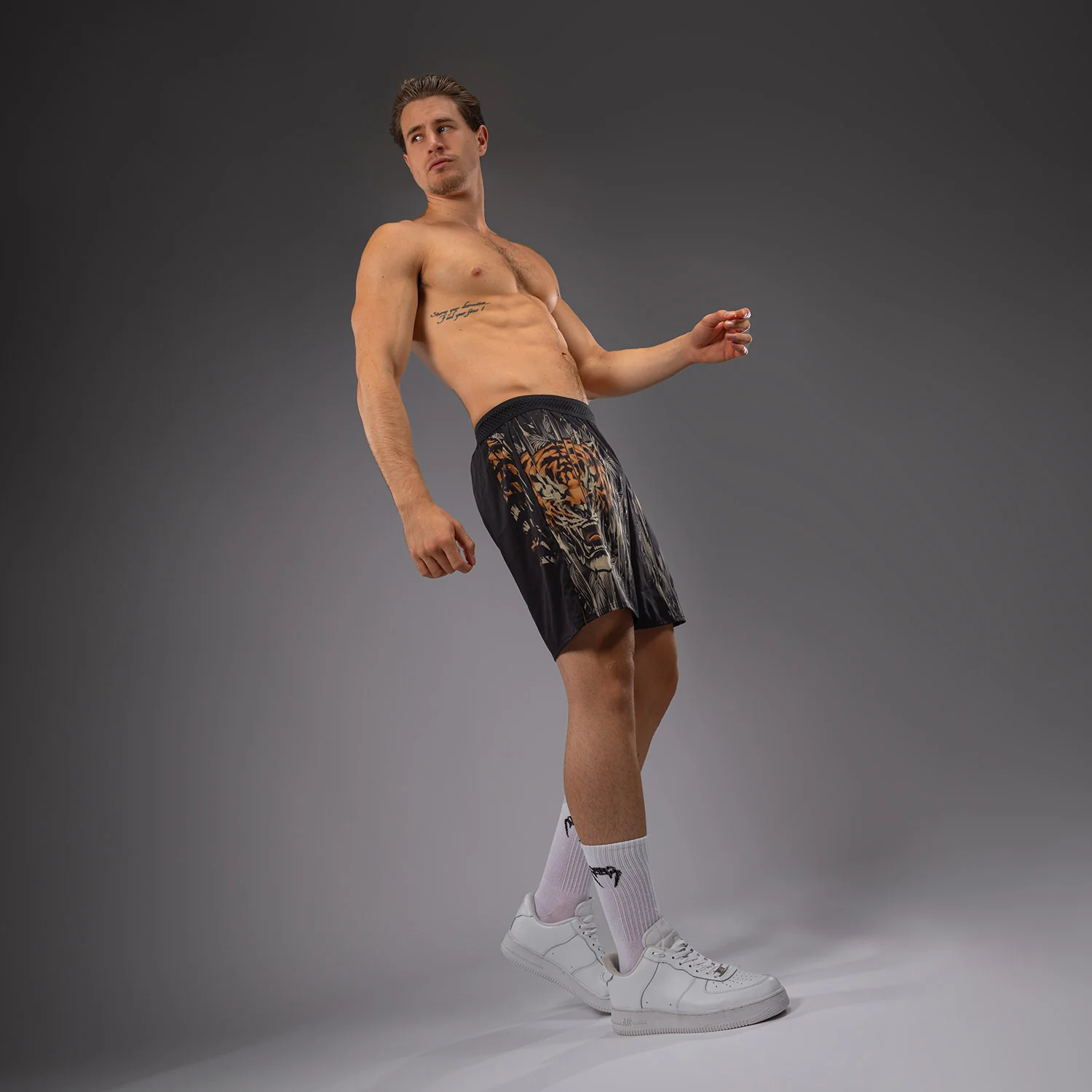 Venum Tiger Herren Trainingsshorts - Schwarz/Neon Orange - Image 4
