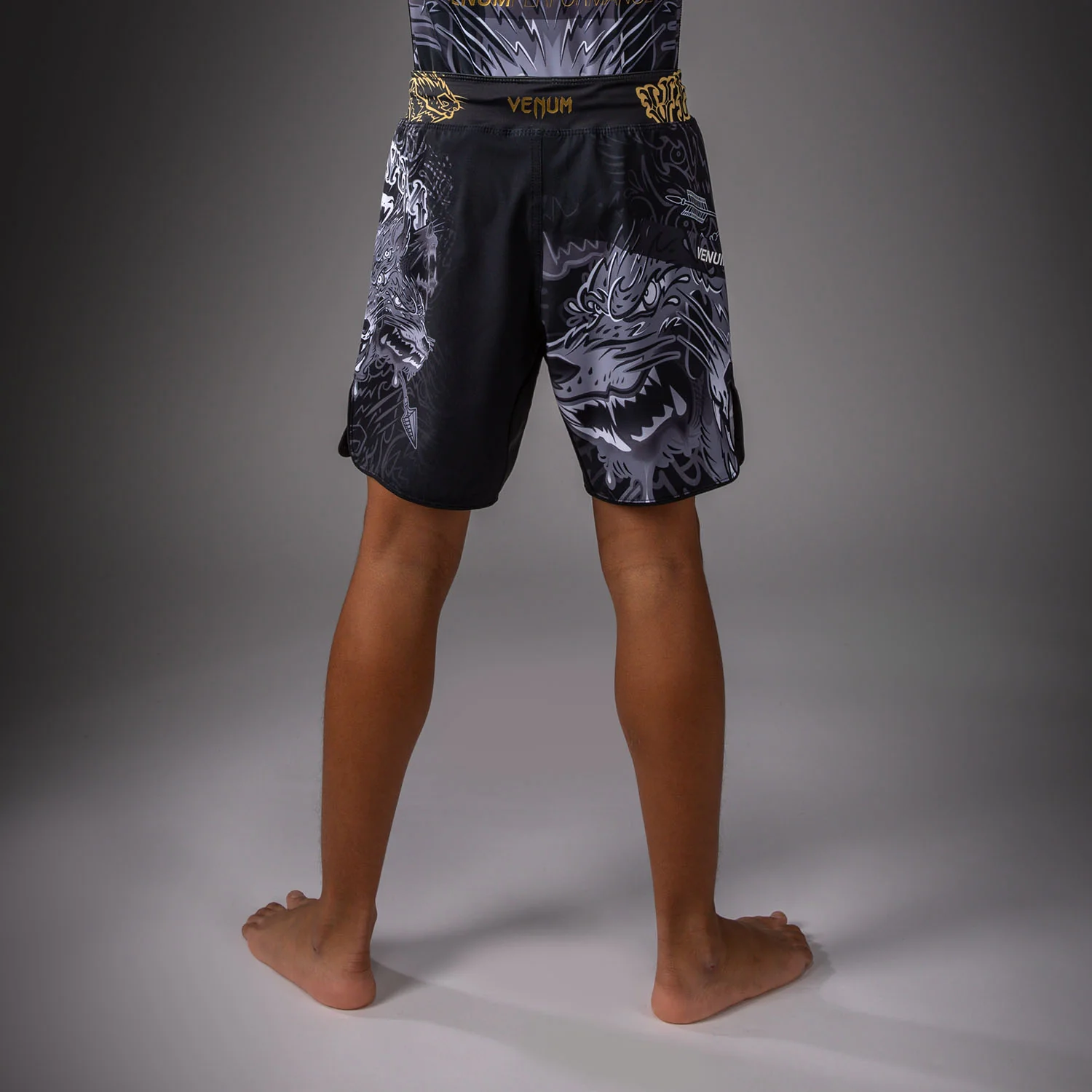 Venum Wolf Atak Kinder Fightshorts – Schwarz/Grau - Image 3