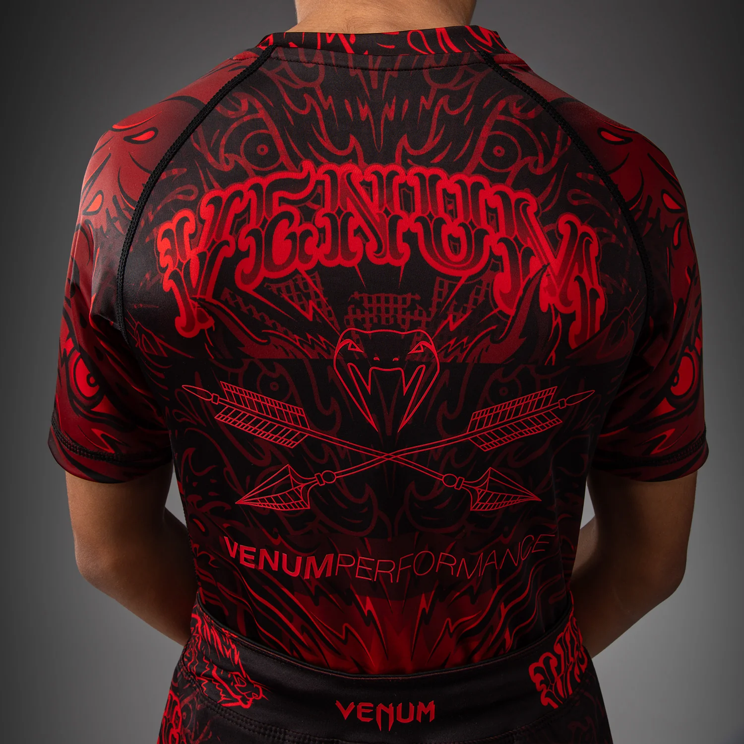 Venum Wolf Atak Kinder Kurzarm Rashguard – Schwarz/Rot - Image 5