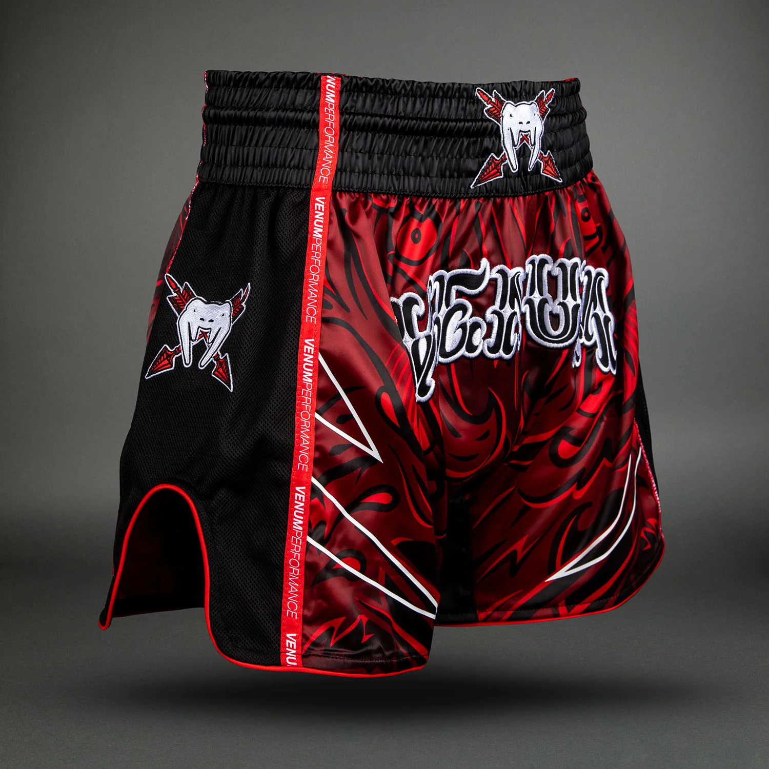 Venum Wolf Atak Muay-Thai-Shorts – Schwarz/Rot - Image 3