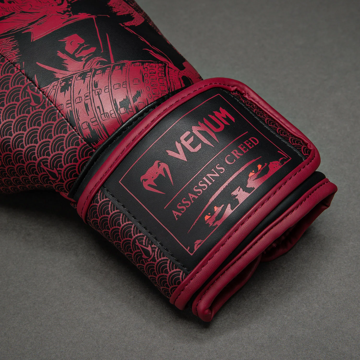 Venum x Assassin’s Creed Shadows Boxhandschuhe - Bordeauxrot/Schwarz - Image 5