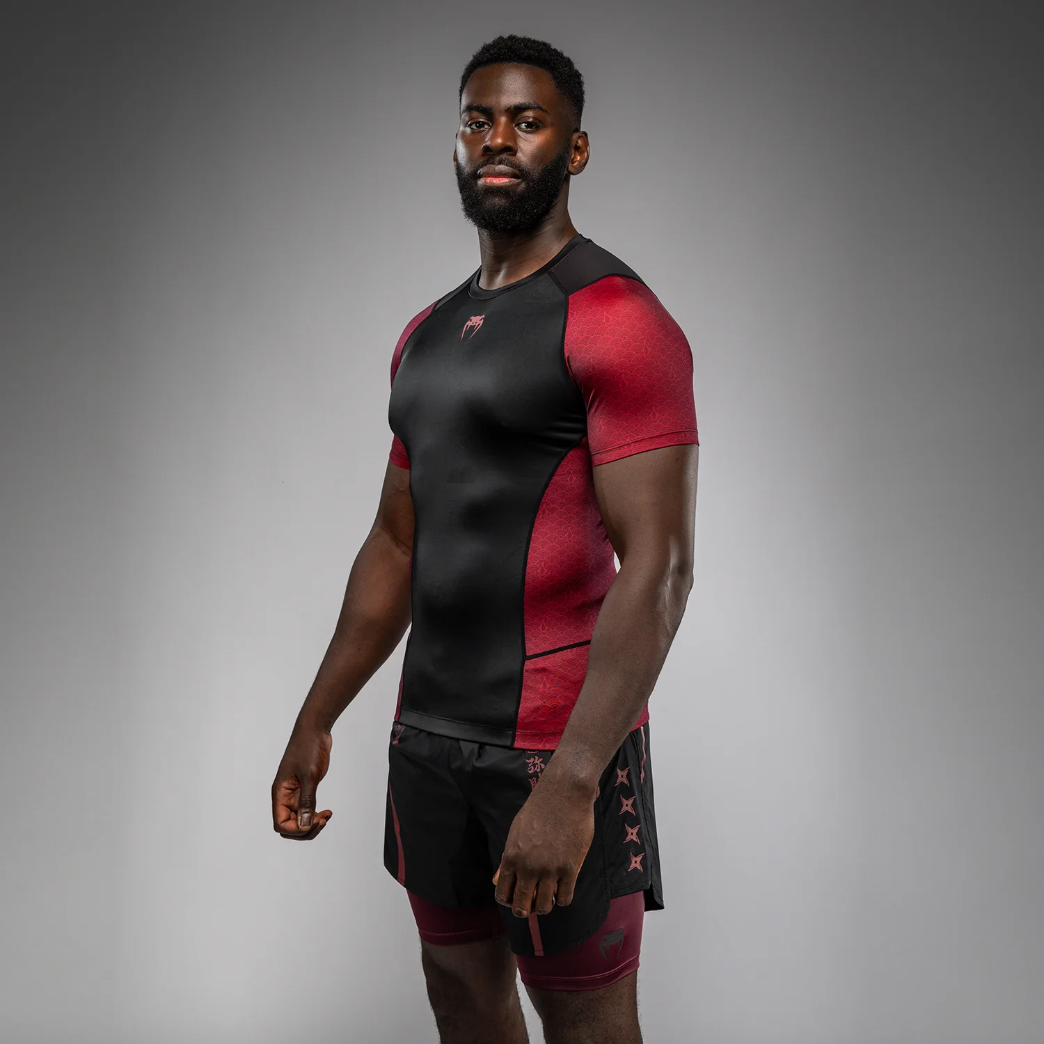 Venum x Assassin’s Creed Shadows Herren Kurzarm Rashguard - Burgunder/Schwarz - Image 3