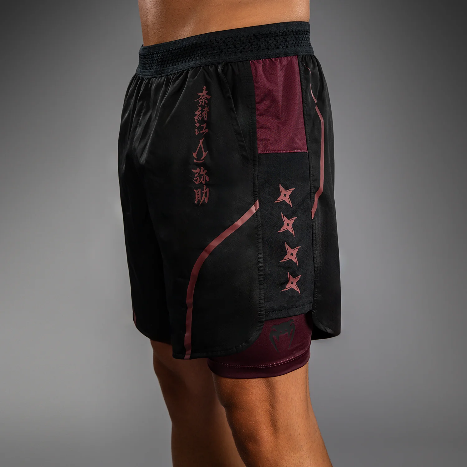 Venum x Assassin’s Creed Shadows Herren Trainingsshorts - Burgunder/Schwarz - Image 6