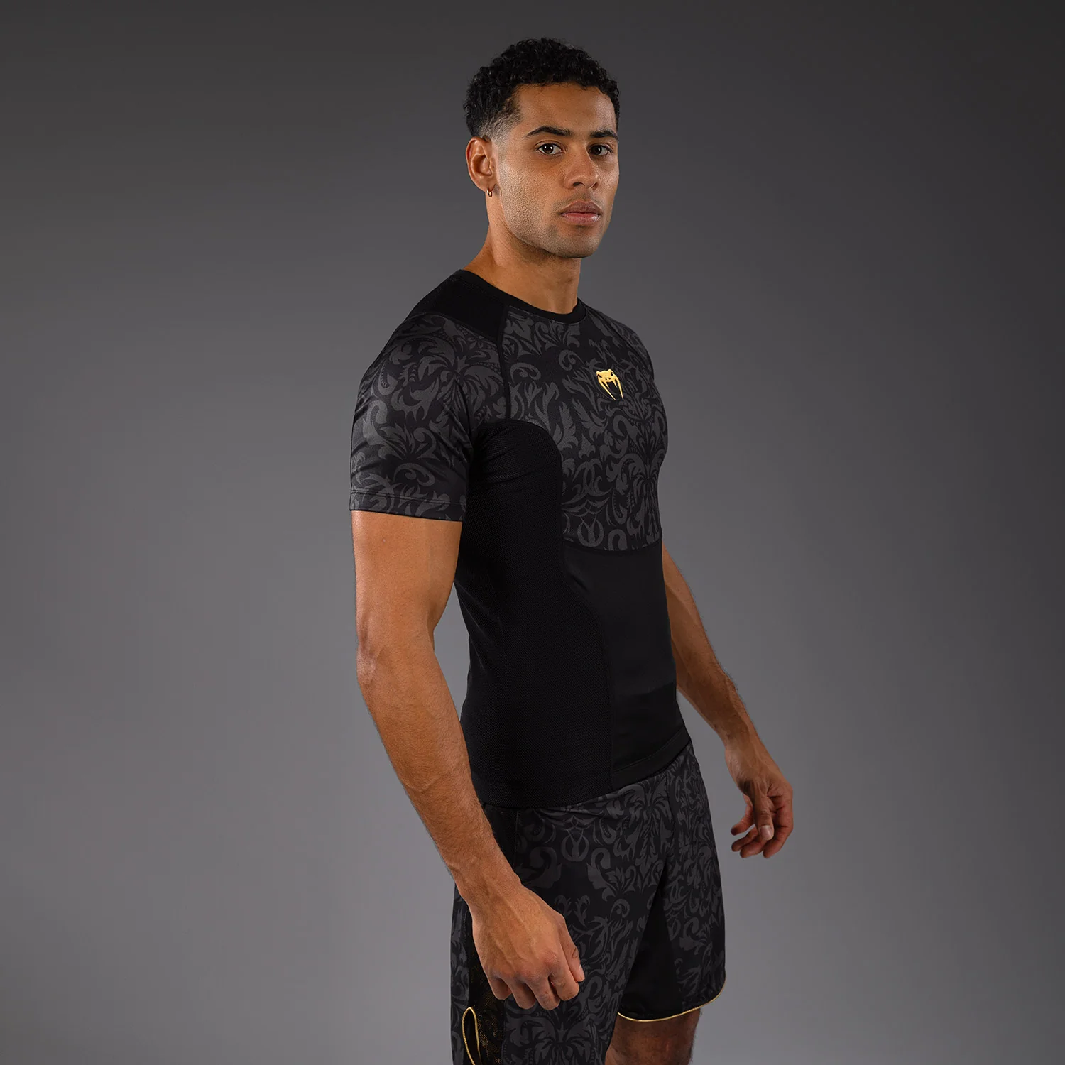 Venum x Topuria Unmatched Edition Kurzarm Rashguard - Schwarz/Gold - Image 3