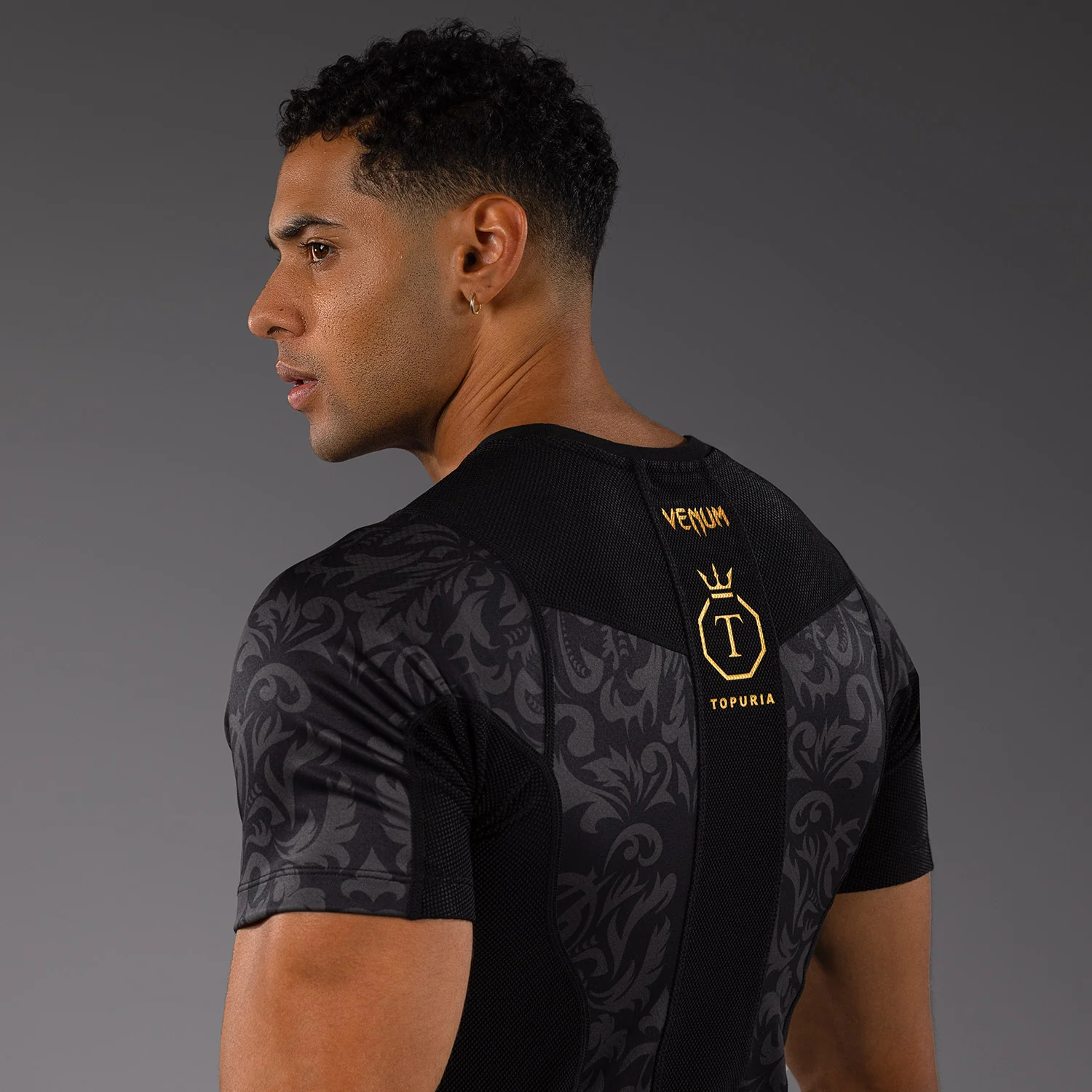Venum x Topuria Unmatched Edition Kurzarm Rashguard - Schwarz/Gold - Image 5