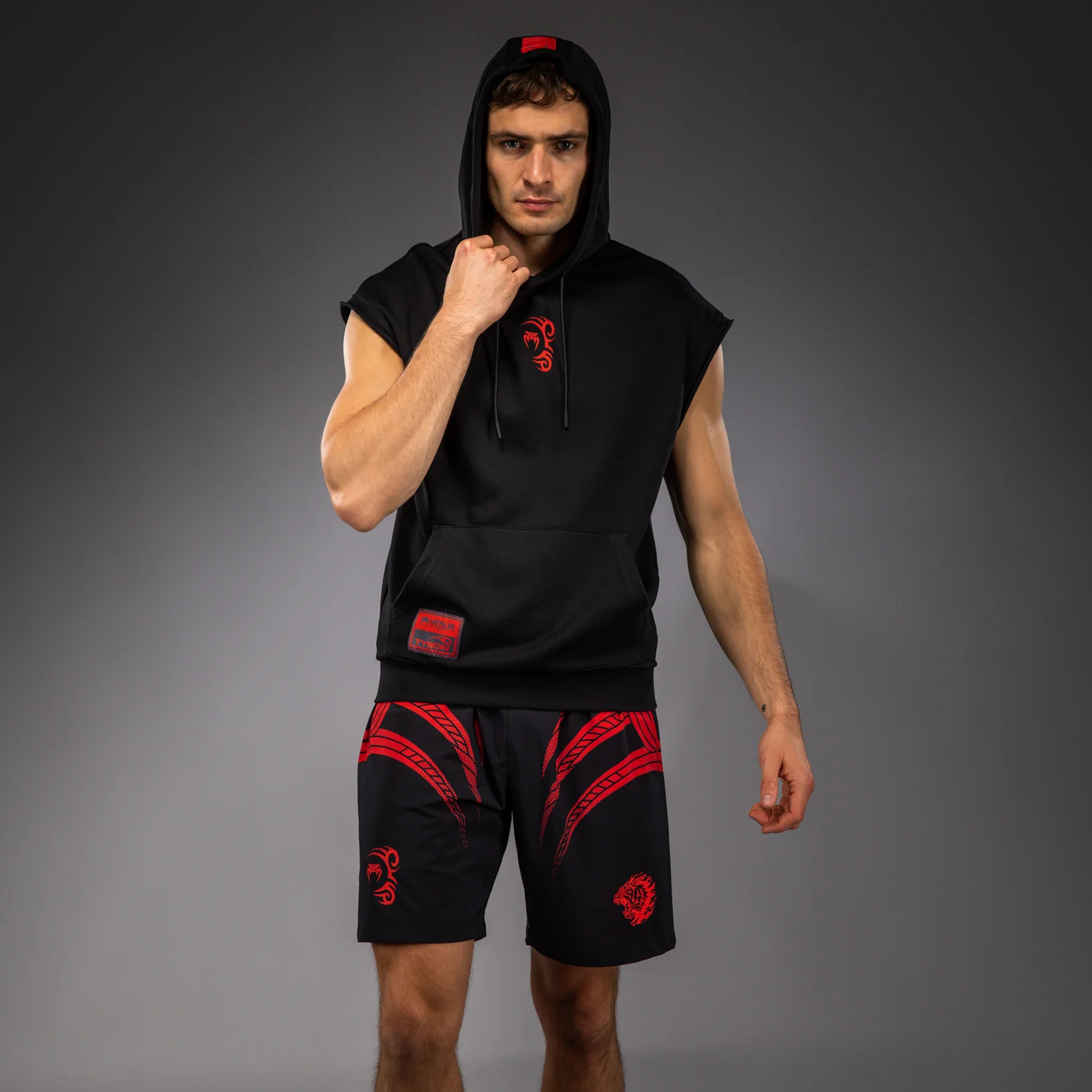 Venum x Mike Tyson Tiger Ärmelloser Hoodie - Tiefschwarz/Intensivrot - Image 4