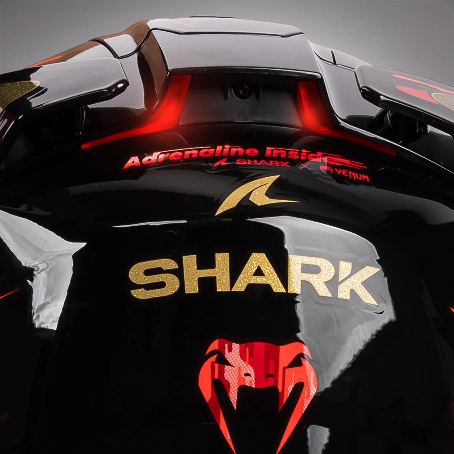 Venum x Shark Motorradhelm SKWAL i3 JET - Rot/Gold - Image 9